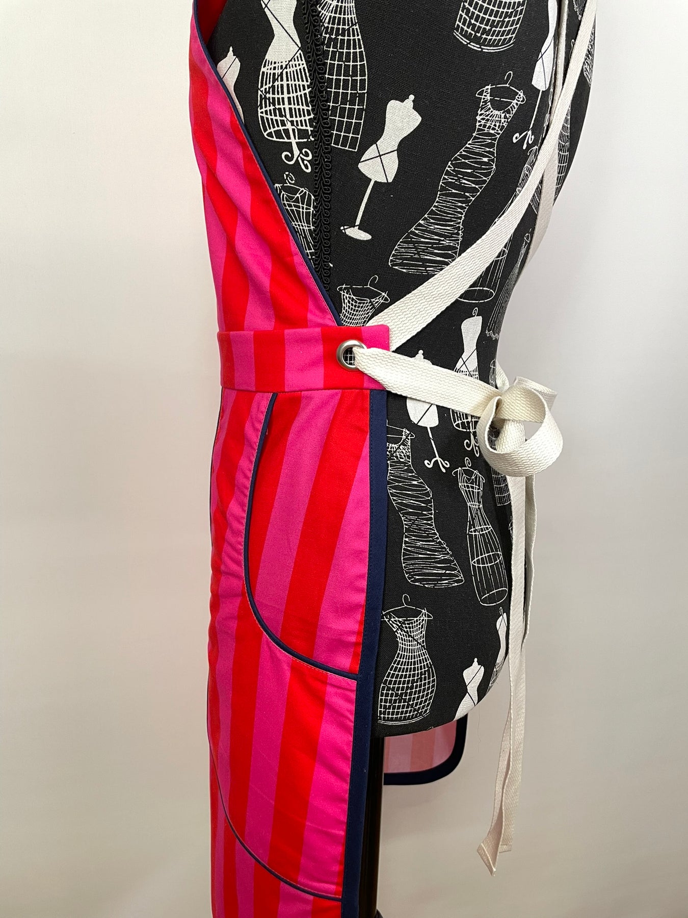 Apron - Adjustable / Fitted / Unique pocket design.
