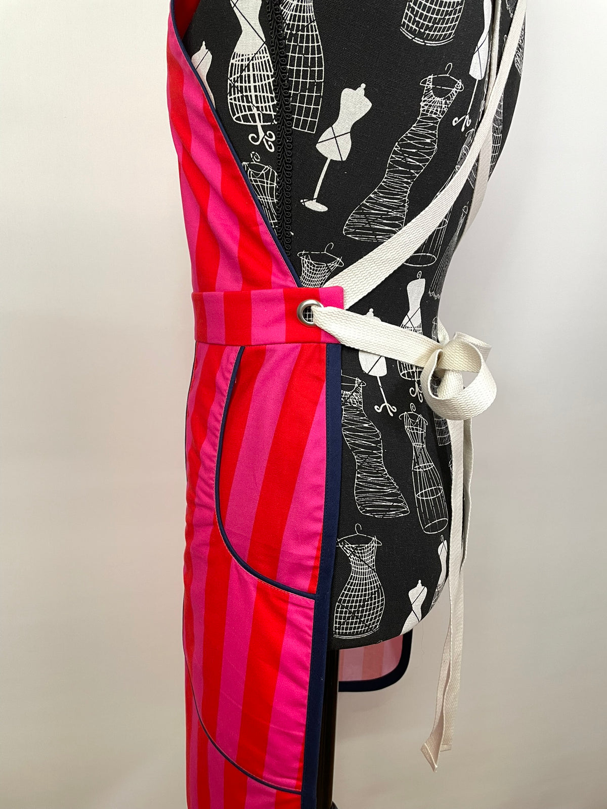Apron - Adjustable / Fitted / Unique pocket design.