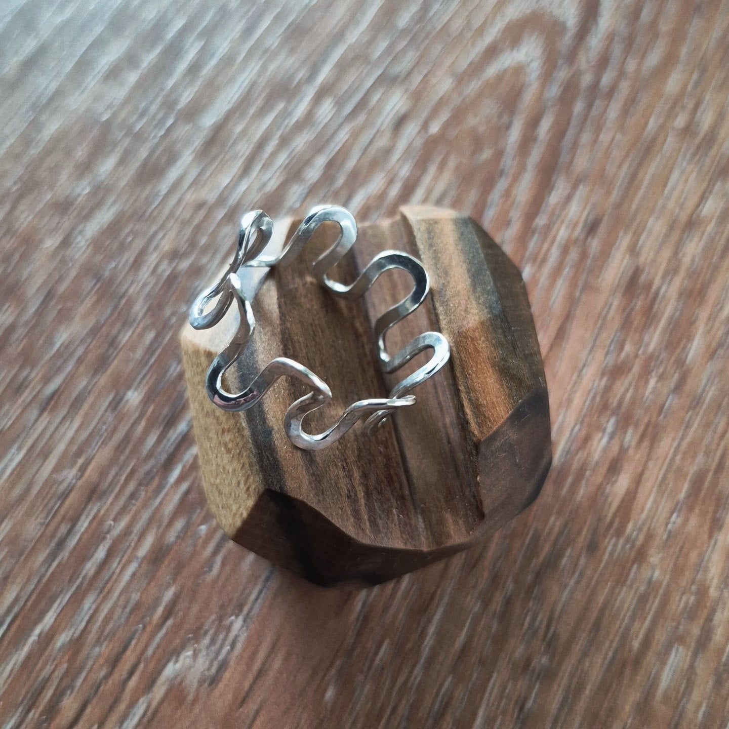 Wave textured ring