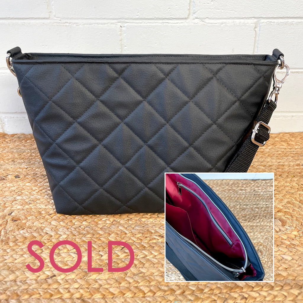 Mid-sized crossbody bag with lots of internal pockets