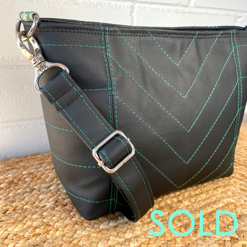 Mid-sized crossbody bag with lots of internal pockets