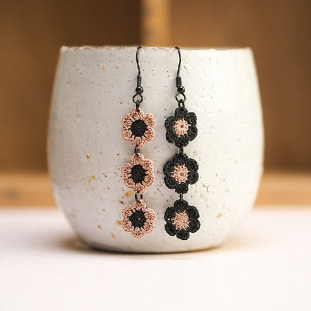 String of daisies micro-crochet earrings - faded rose and black