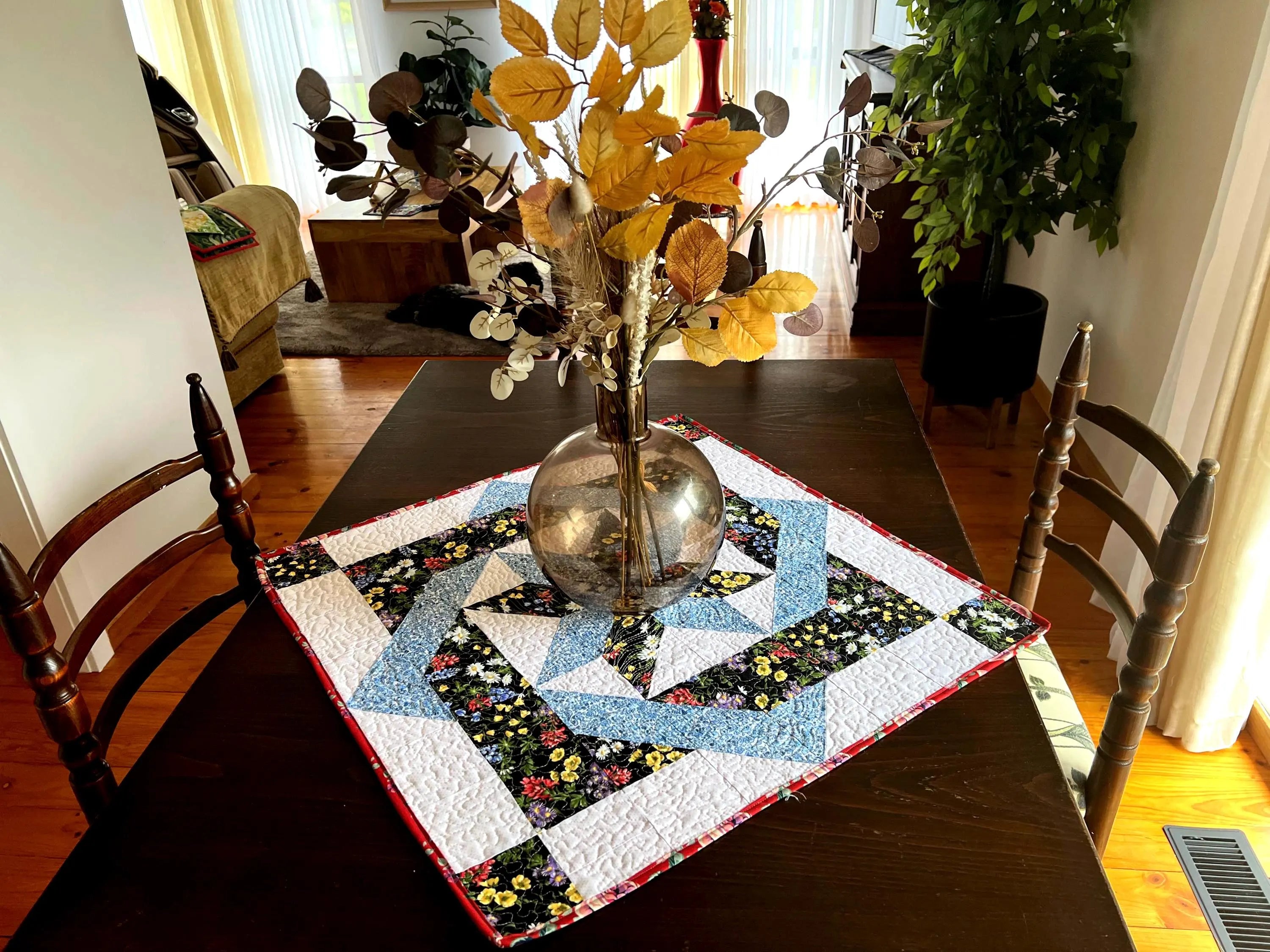 Labyrinth Table Topper Pattern: Step-by-Step Quilt Instructions (PDF Download) 28 inches sq