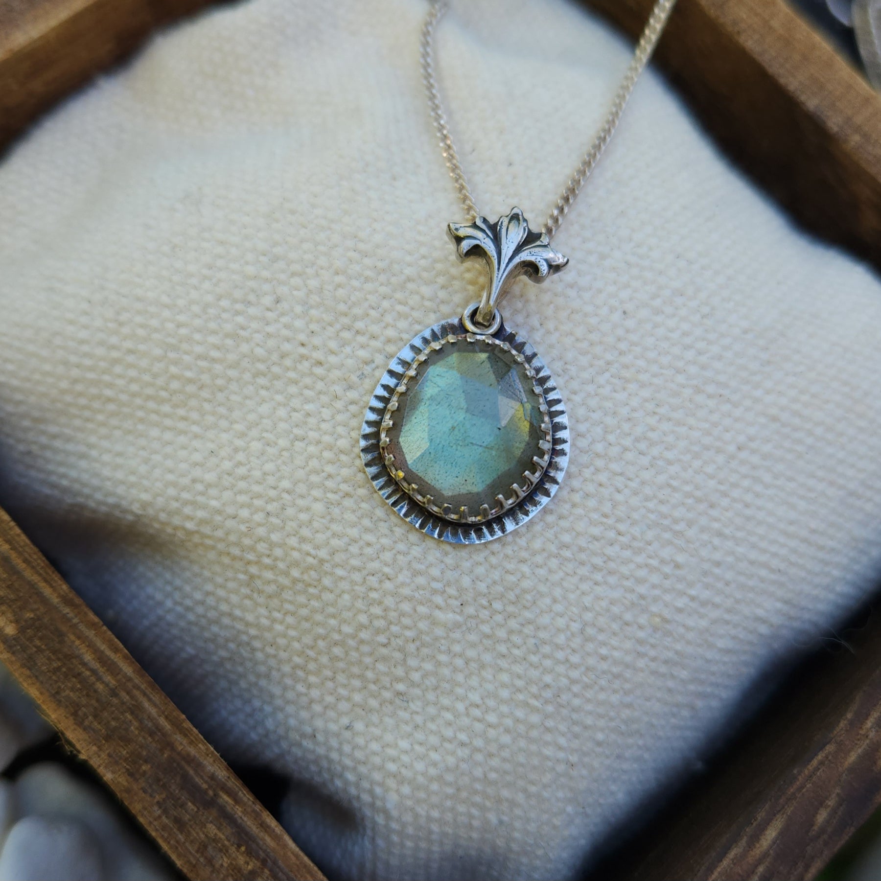 Dreamy labradorite pendant with fancy bail