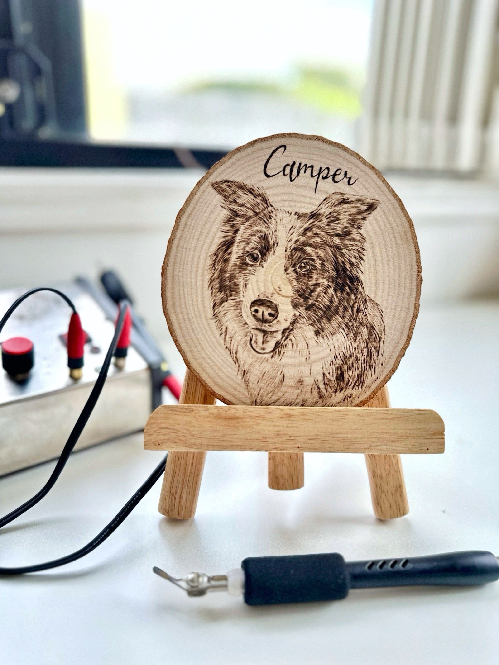 Natural Wood Circle Custom Pet Portrait – Hand-Burned Pyrography Art