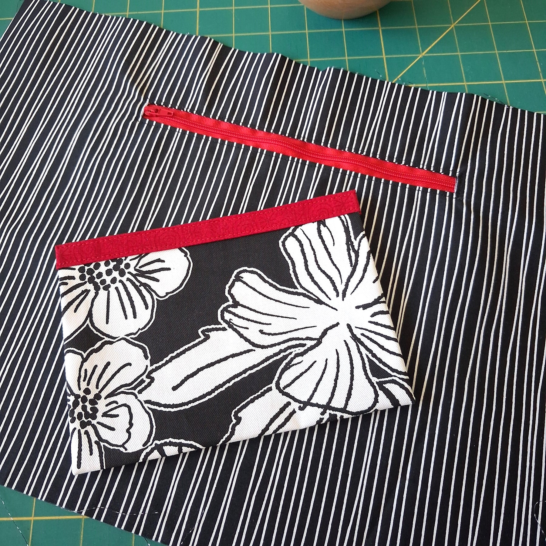 Anchored Tote - Black & White Hibiscus