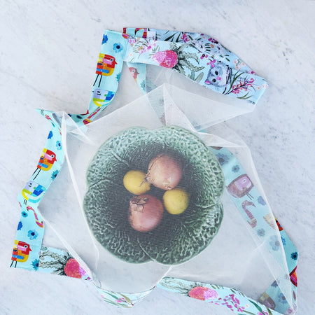 Birds and sugar gliders weighted mesh food cover.