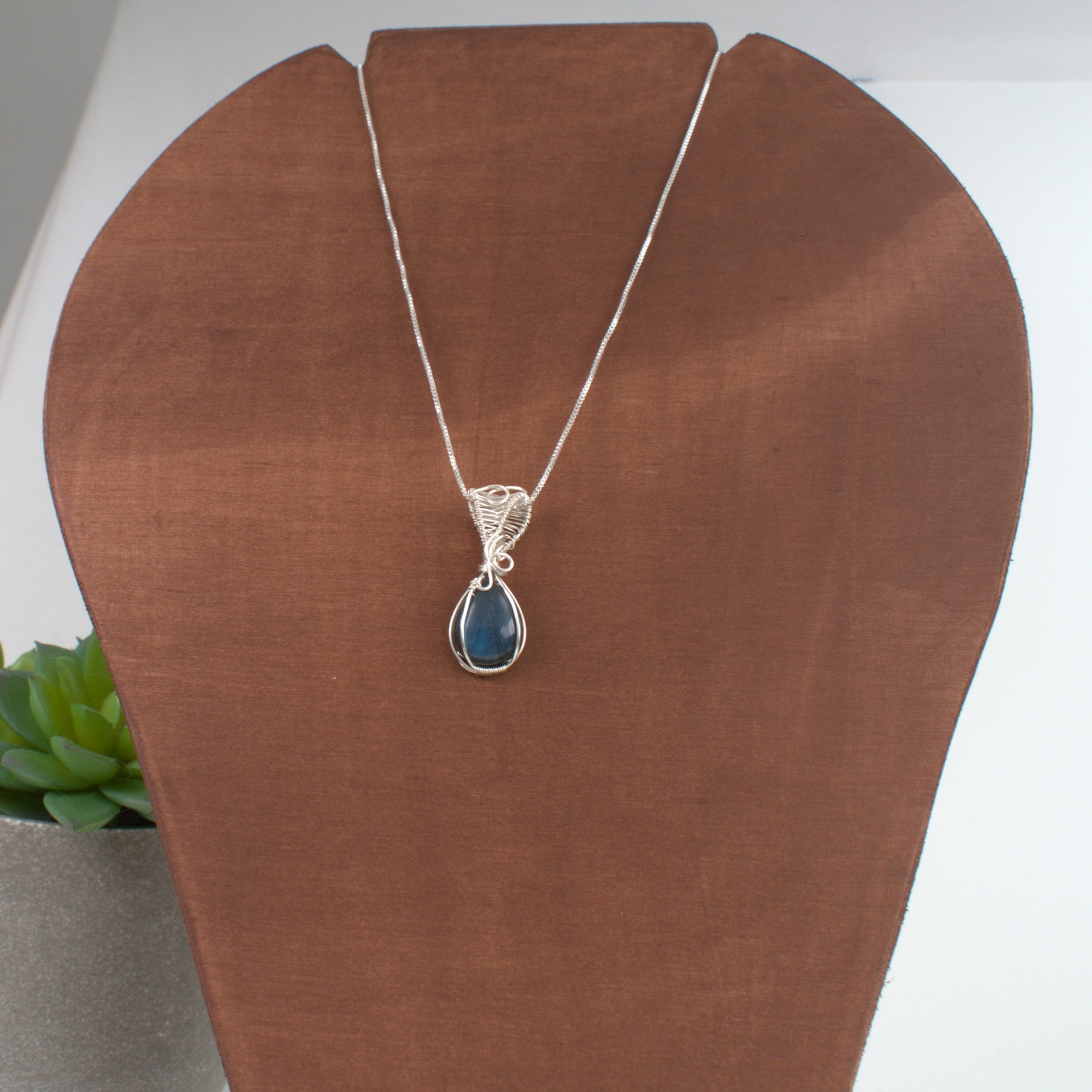 Blue Flash Labradorite Keepsake Pendant in Silver