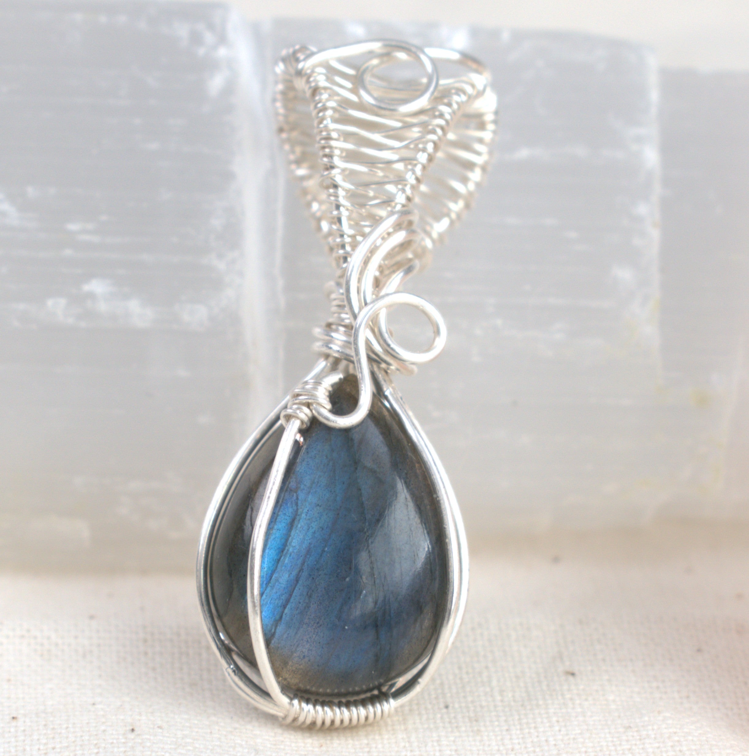 Blue Flash Labradorite Keepsake Pendant in Silver