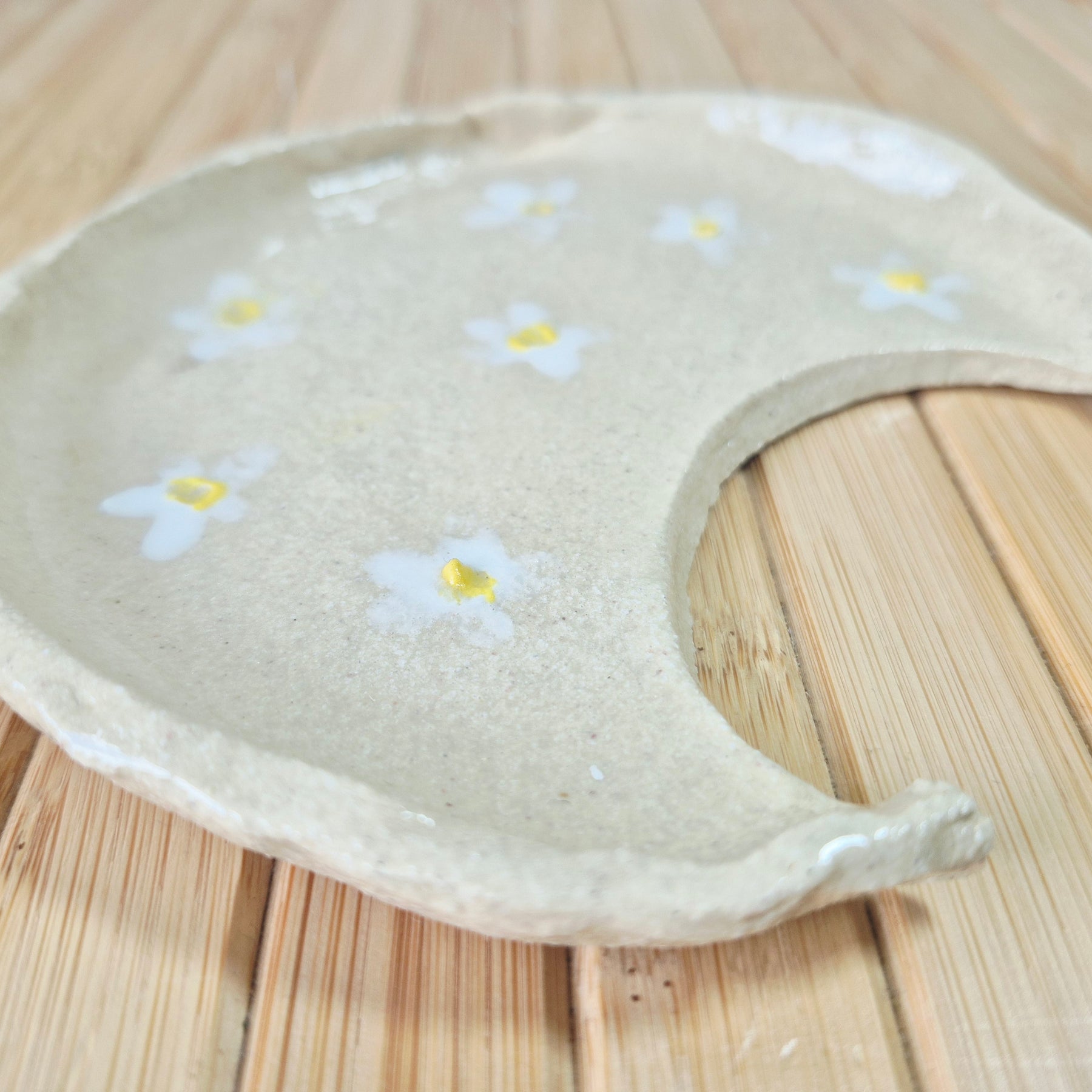 Pottery spoon rest with a daisy pattern
