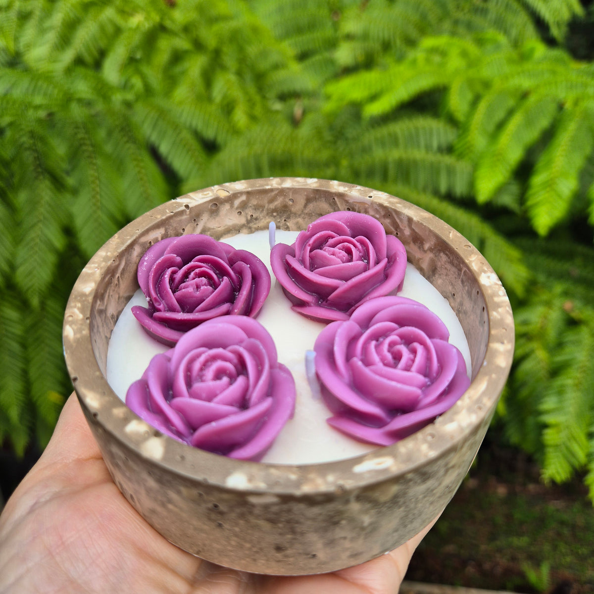 Round fluted brown concrete bowl candle with burgundy roses