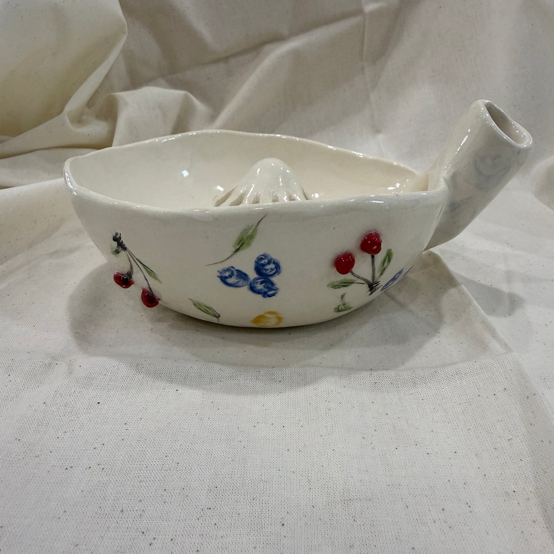 Ceramic Berry Wash Bowl / juicer