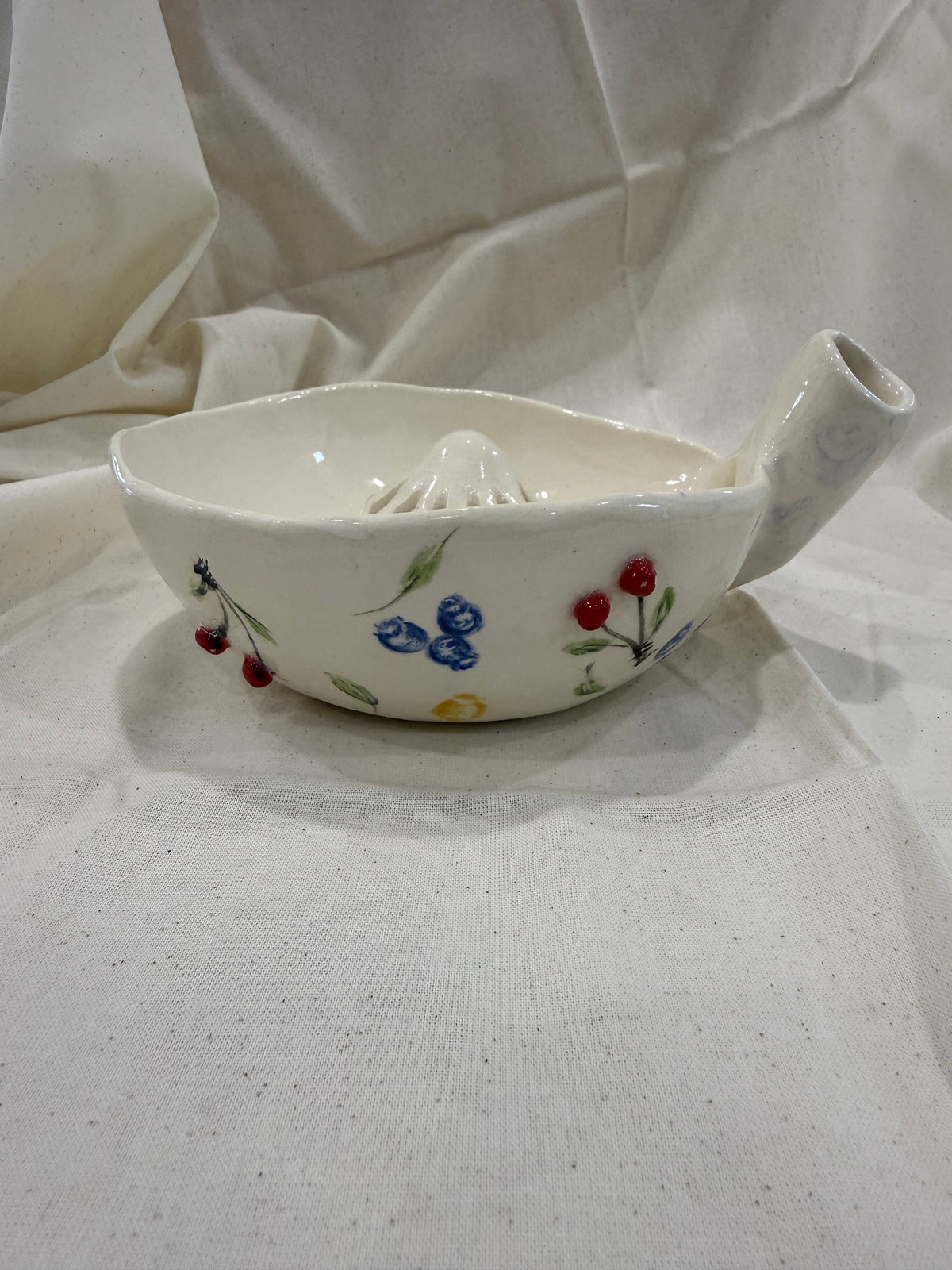 Ceramic Berry Wash Bowl / juicer