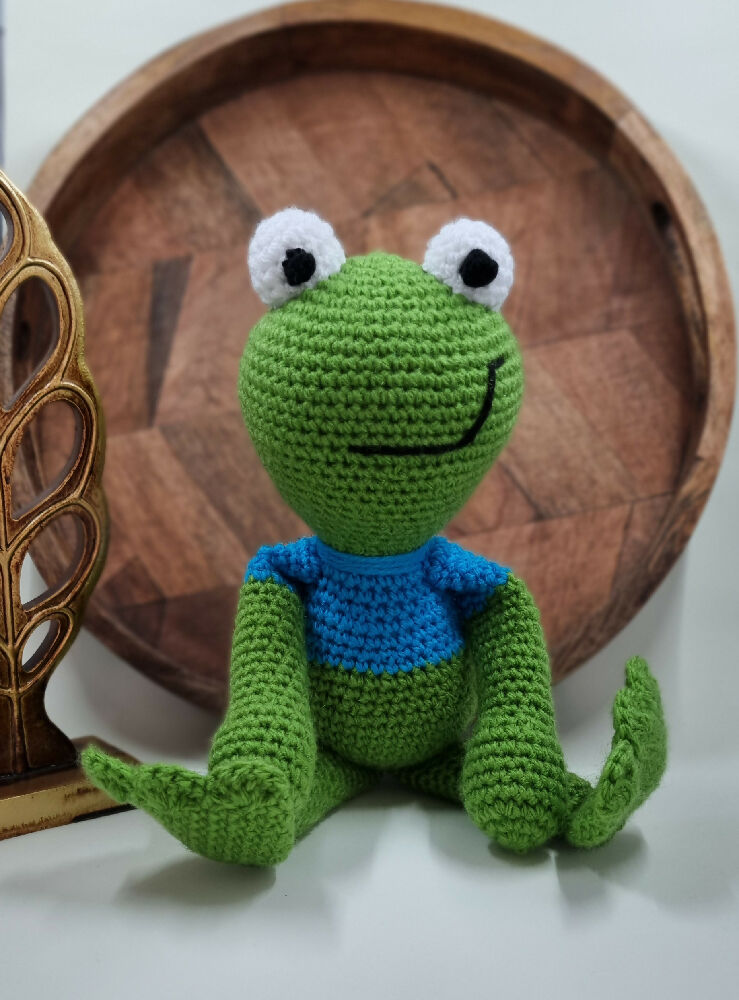 Frog crochet toy