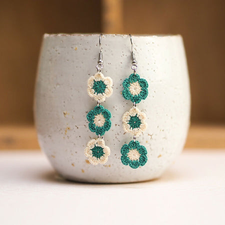 String of daisies micro-crochet earrings - turquoise