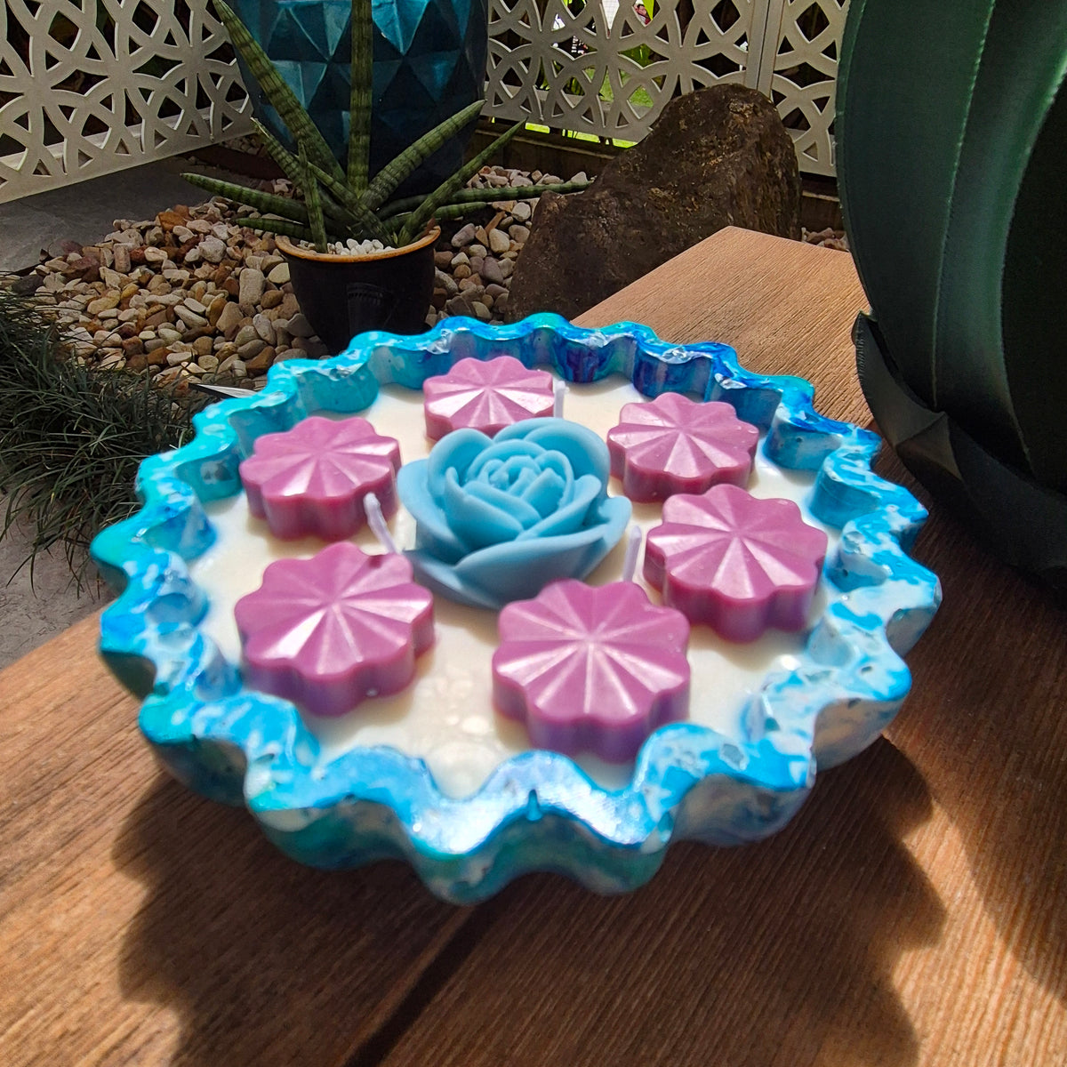 Sandalwood concrete bowl candle with soy wax and rose fragrance