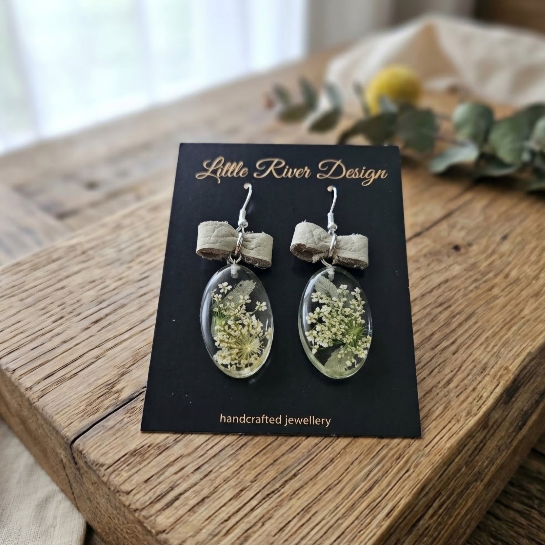 Handmade Earrings with a little Bouquet of Flowers in Resin and Leather Bow.🌿