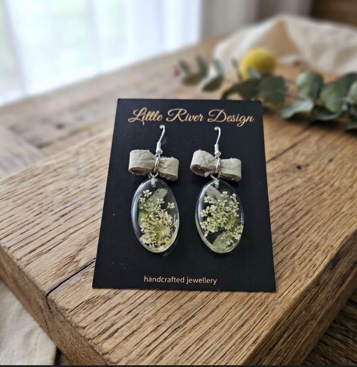 Handmade Earrings with a little Bouquet of Flowers in Resin and Leather Bow.🌿