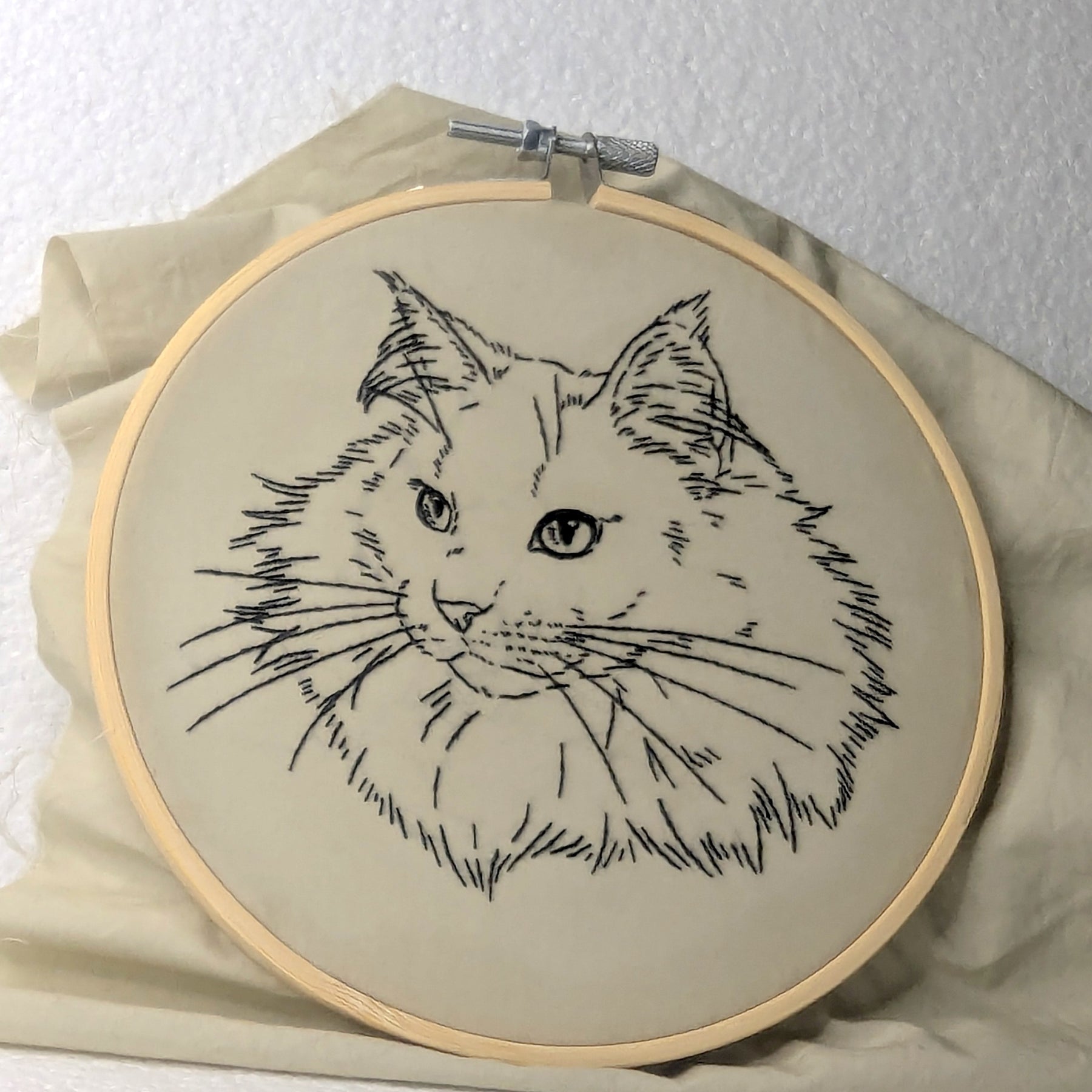 Hand-Embroidered Pet Outline Art – Cat or Dog Design – Black Thread on Neutral Fabric – Wall Hoop Decor