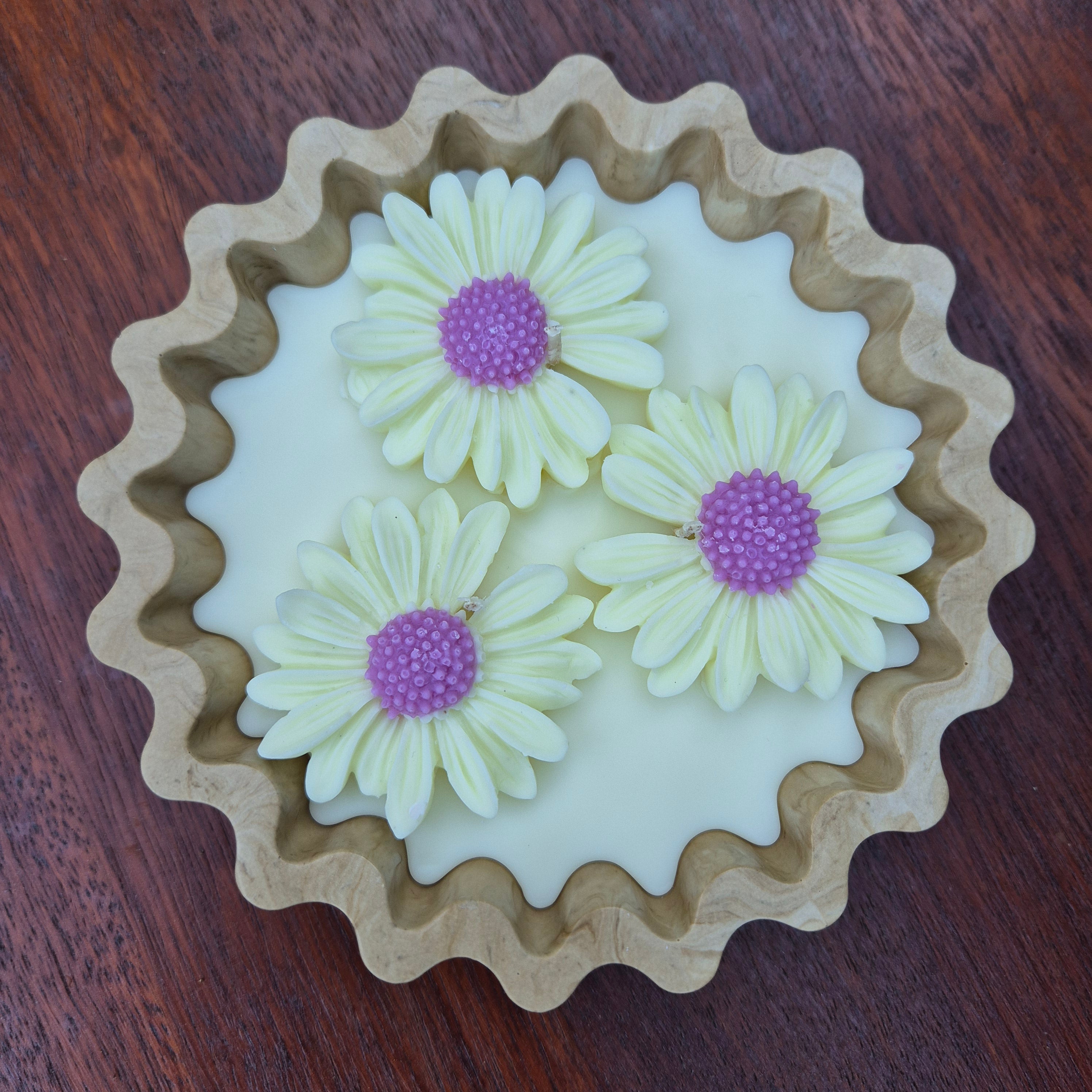 Eco-concrete daisy bowl candle with rose and lavender