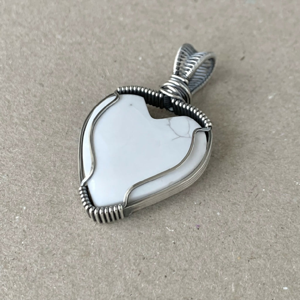 PJS05754_04_HowliteHeartPendant