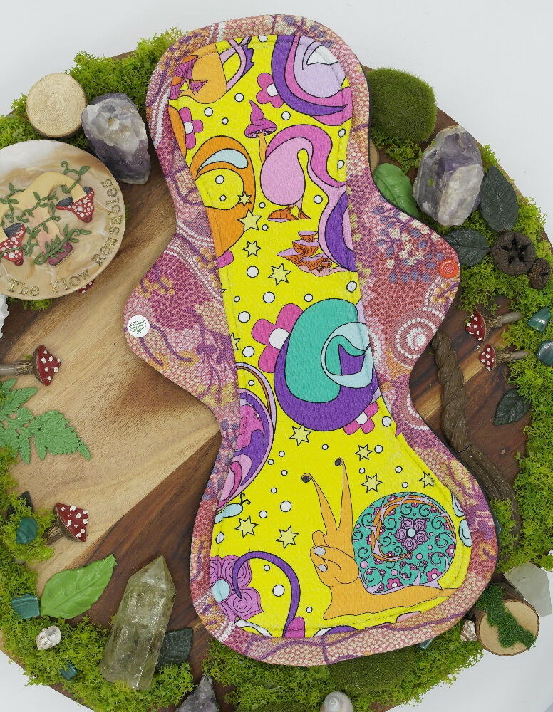 Eco-friendly reusable cloth pad 14" heavy (Mega Curvy Flare) - Hippy snail