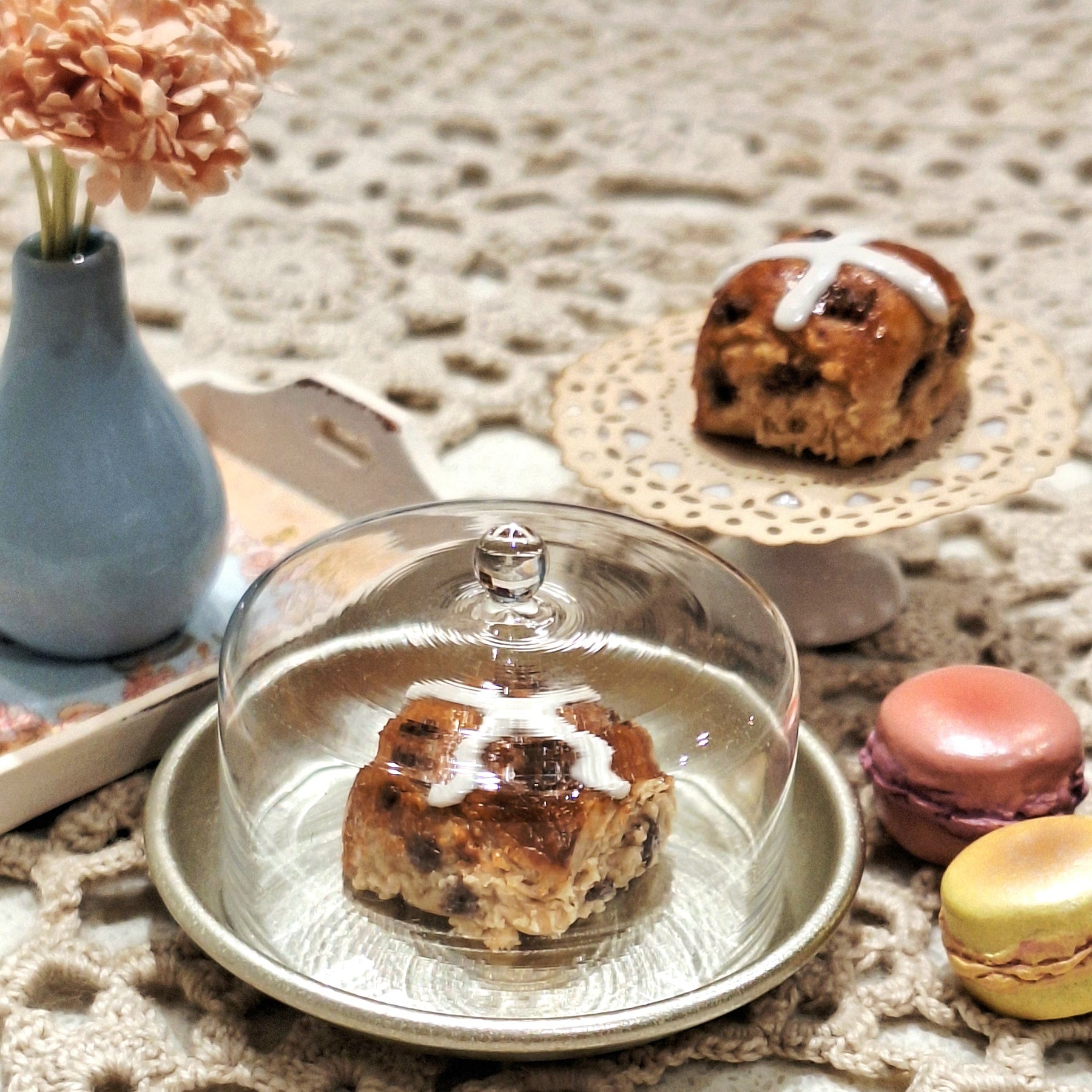 Single Hot cross Bun with metal tray