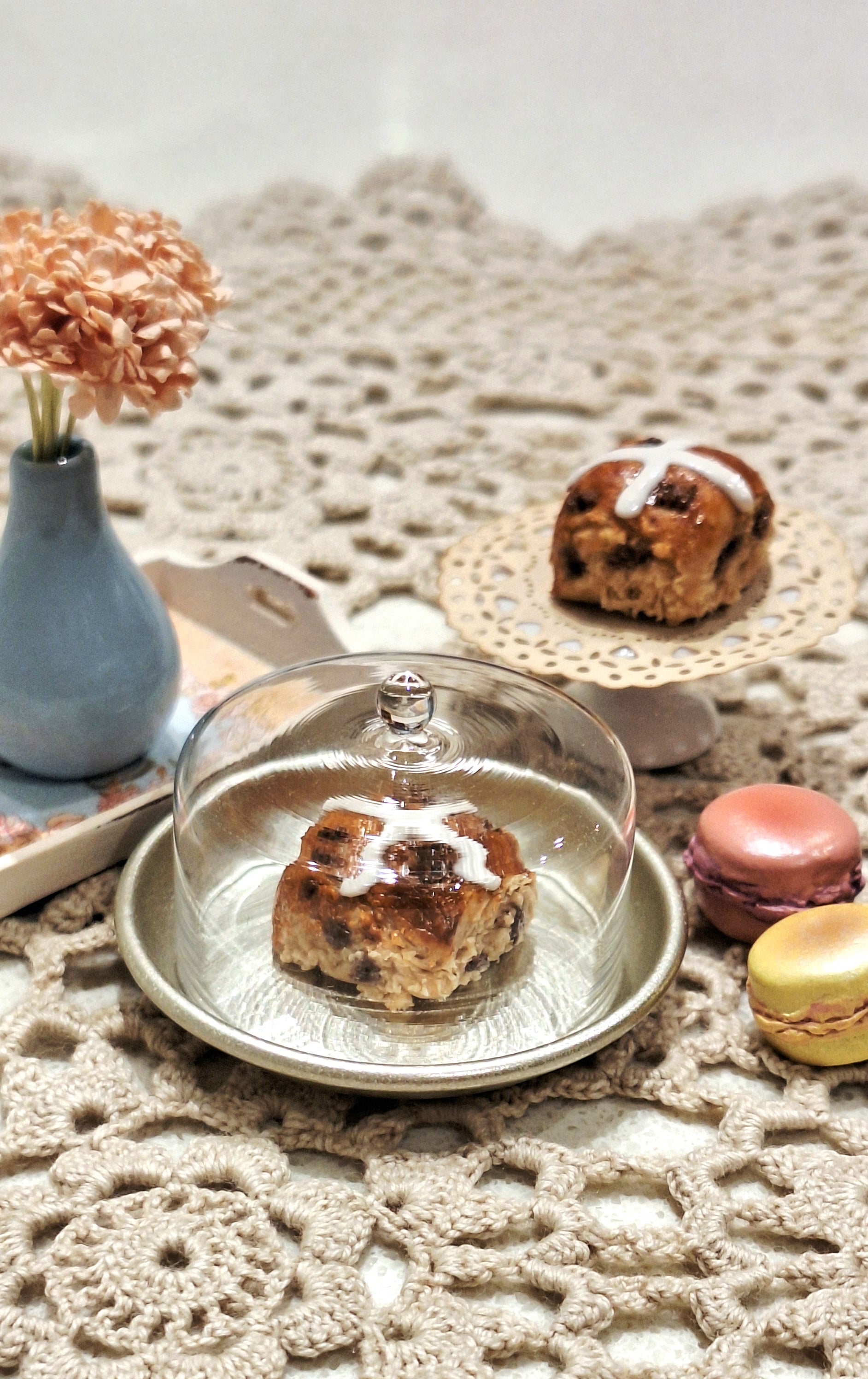 Single Hot cross Bun with metal tray