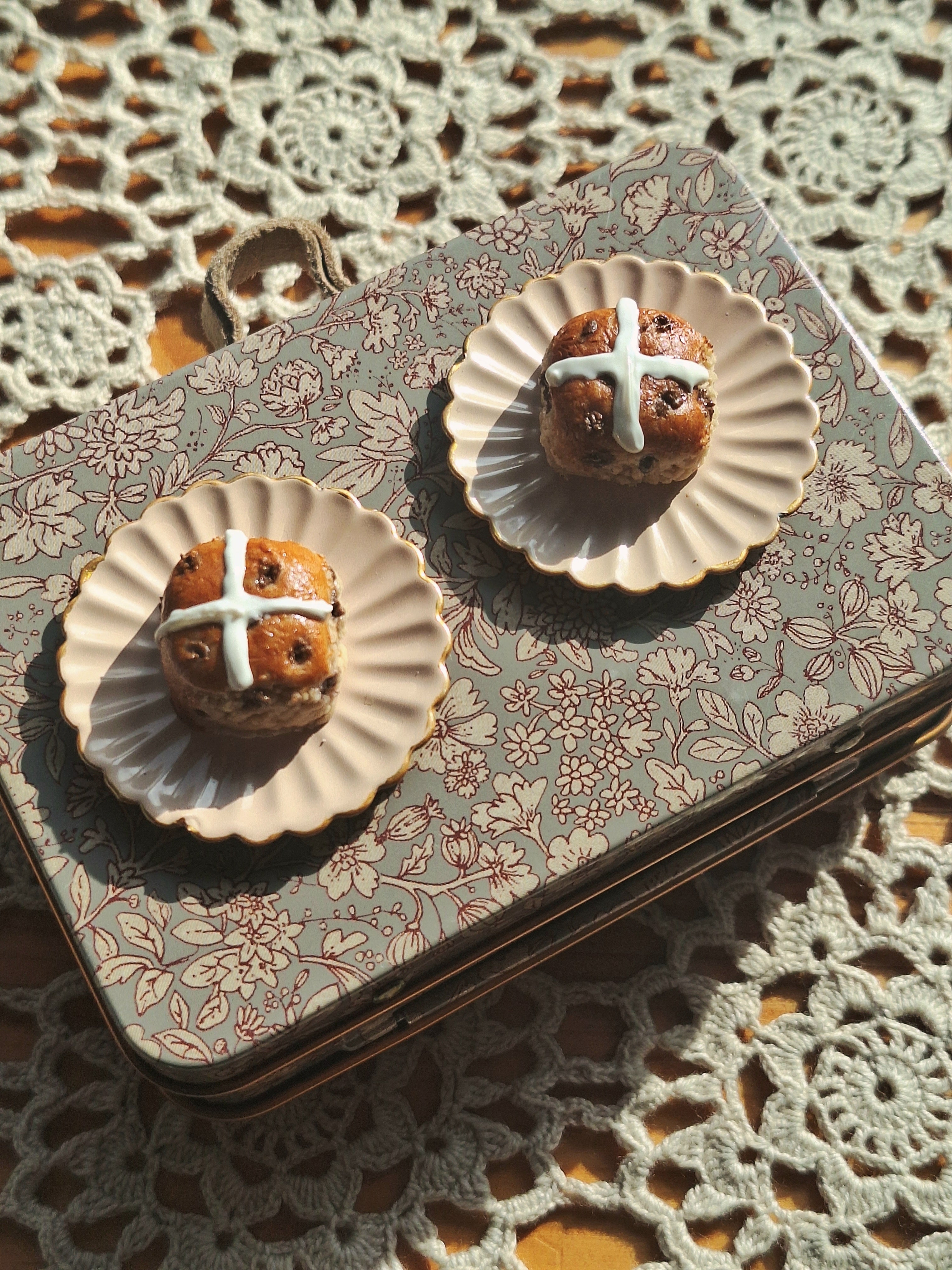 Single Hot cross Bun with metal tray
