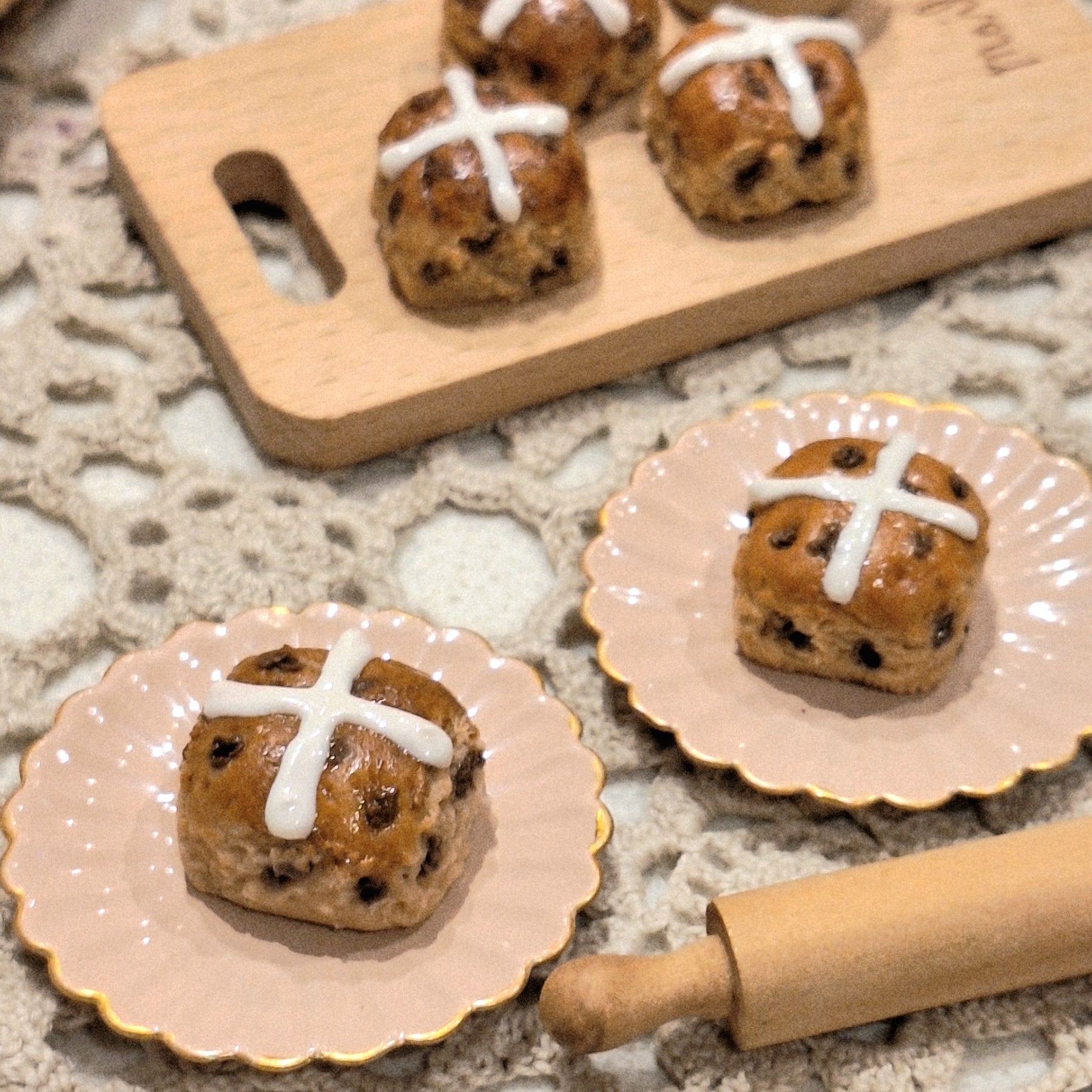 Single Hot cross Bun with metal tray
