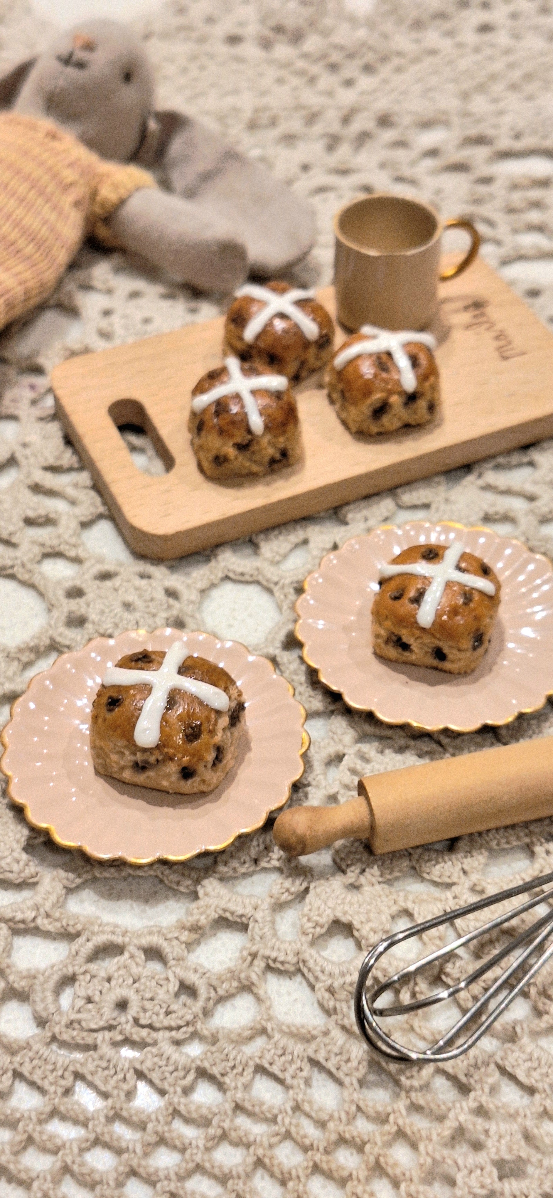 Single Hot cross Bun with metal tray