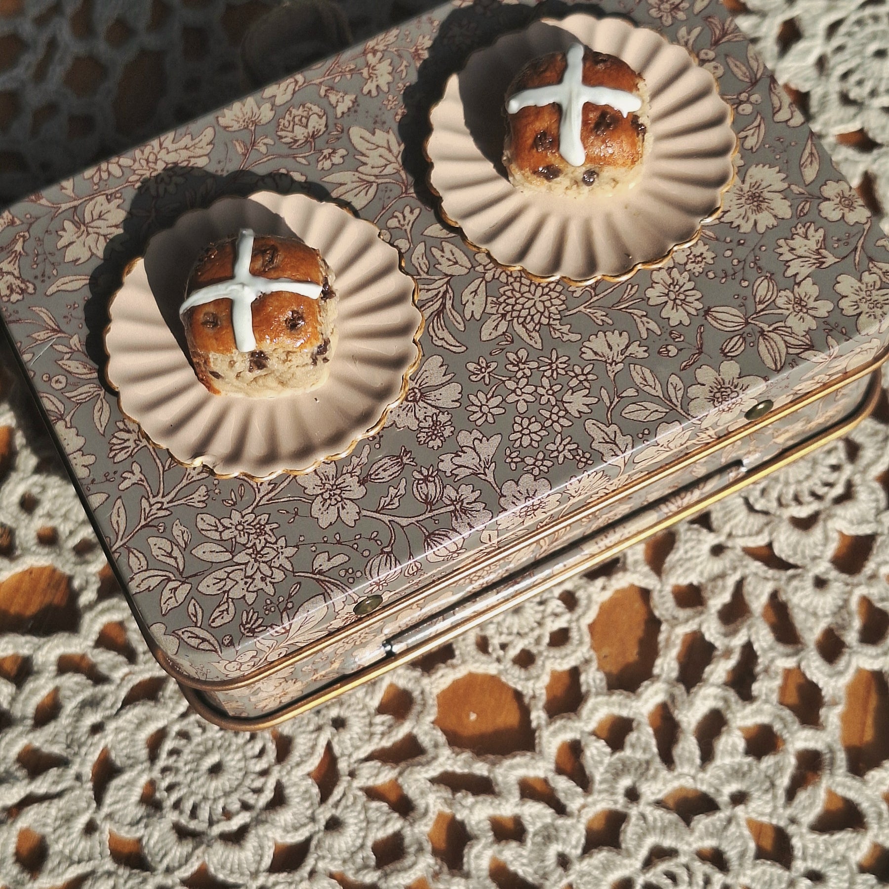 Single Hot cross Bun with metal tray