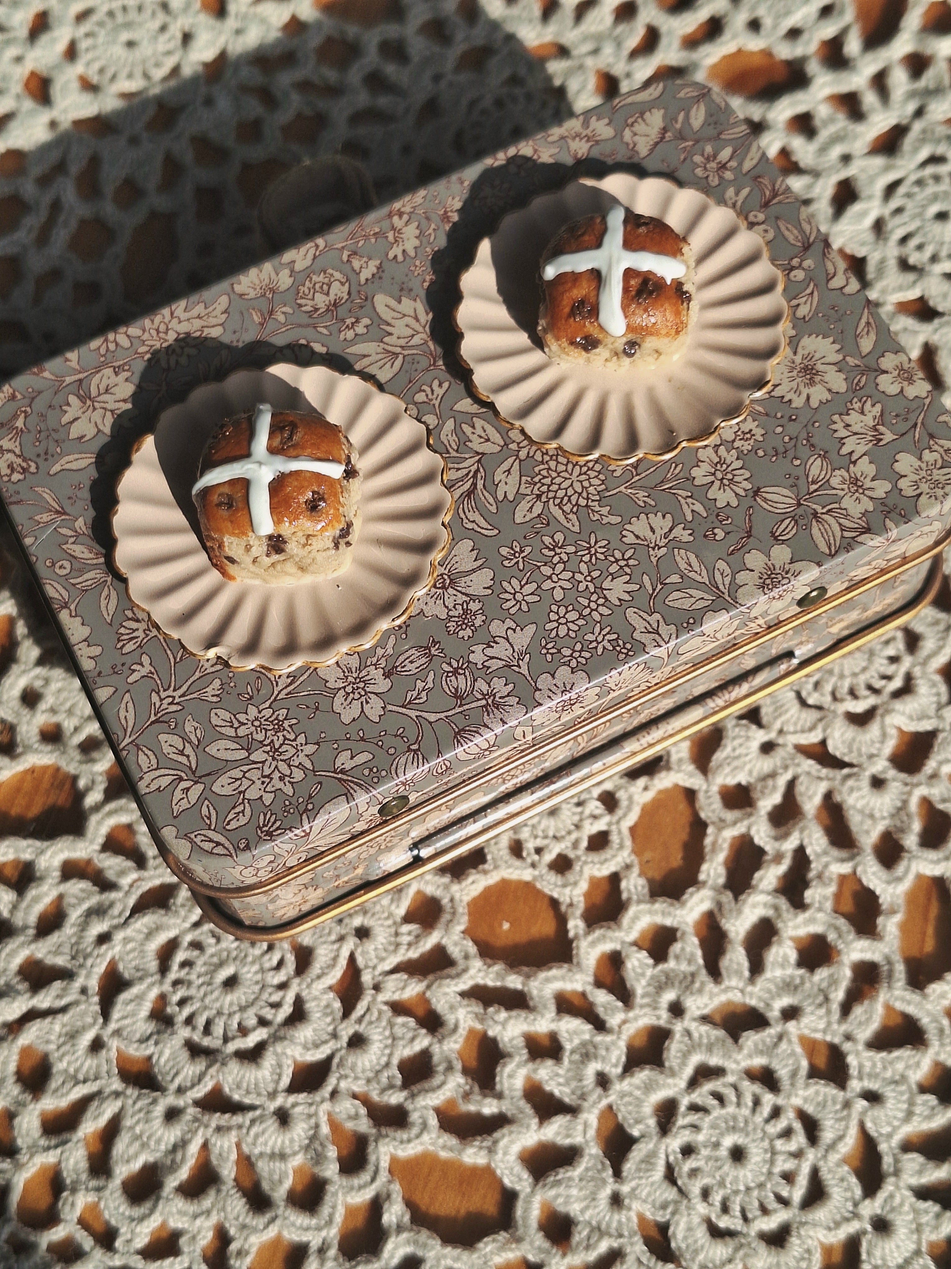 Single Hot cross Bun with metal tray