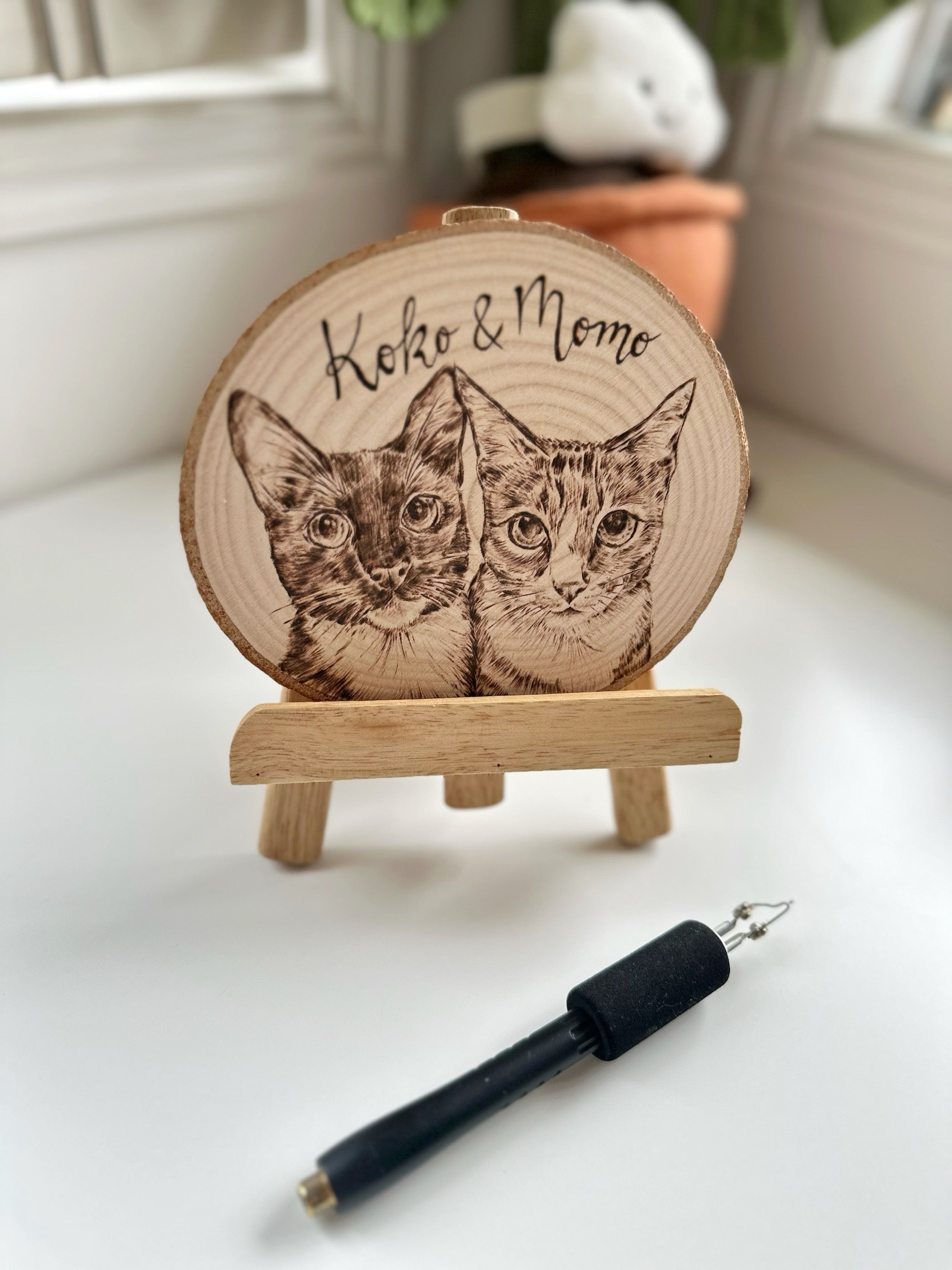 Natural Wood Circle Custom Pet Portrait – Hand-Burned Pyrography Art