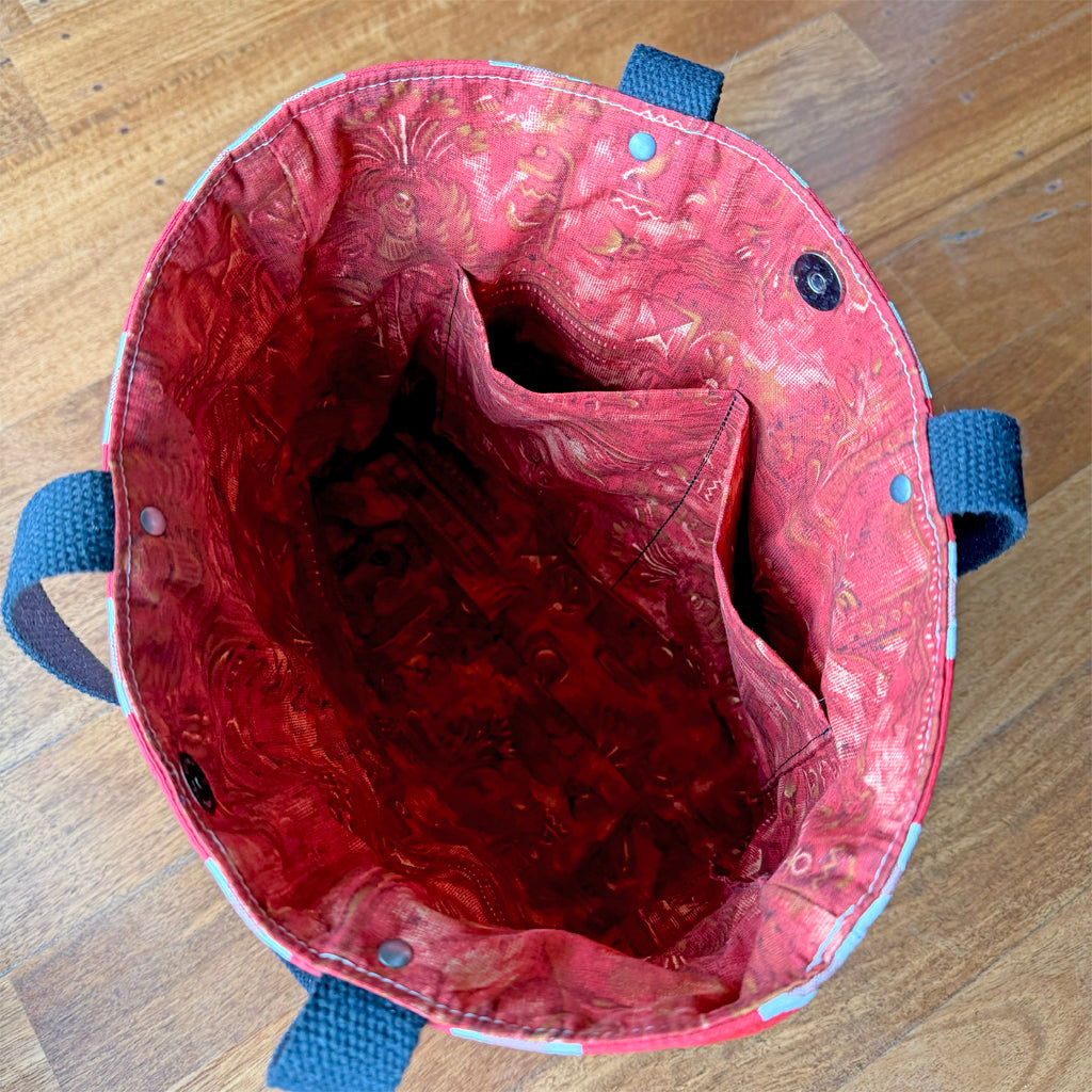 Tote bag with pockets