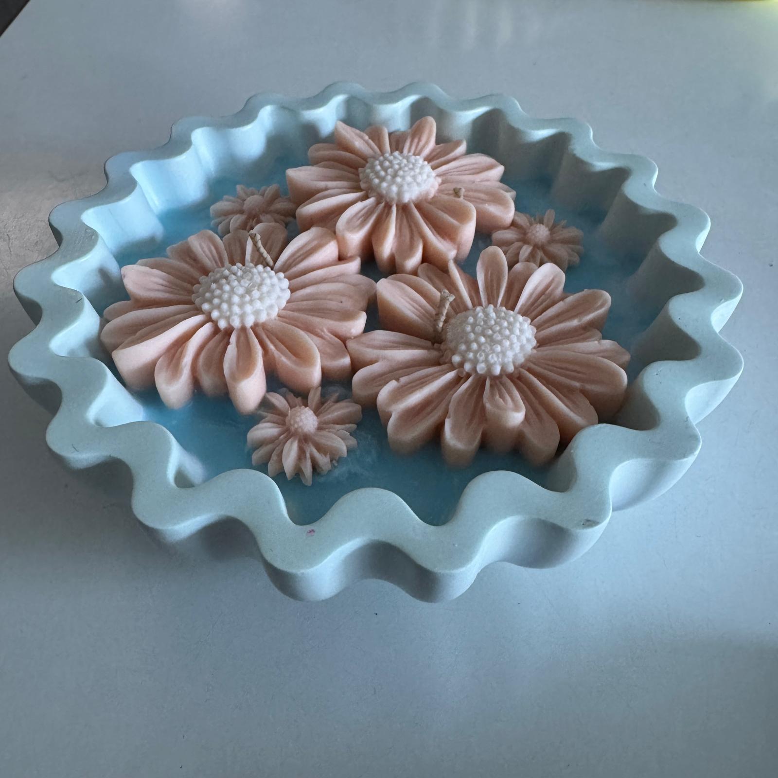 Blue and peach eco-concrete daisy bowl candle