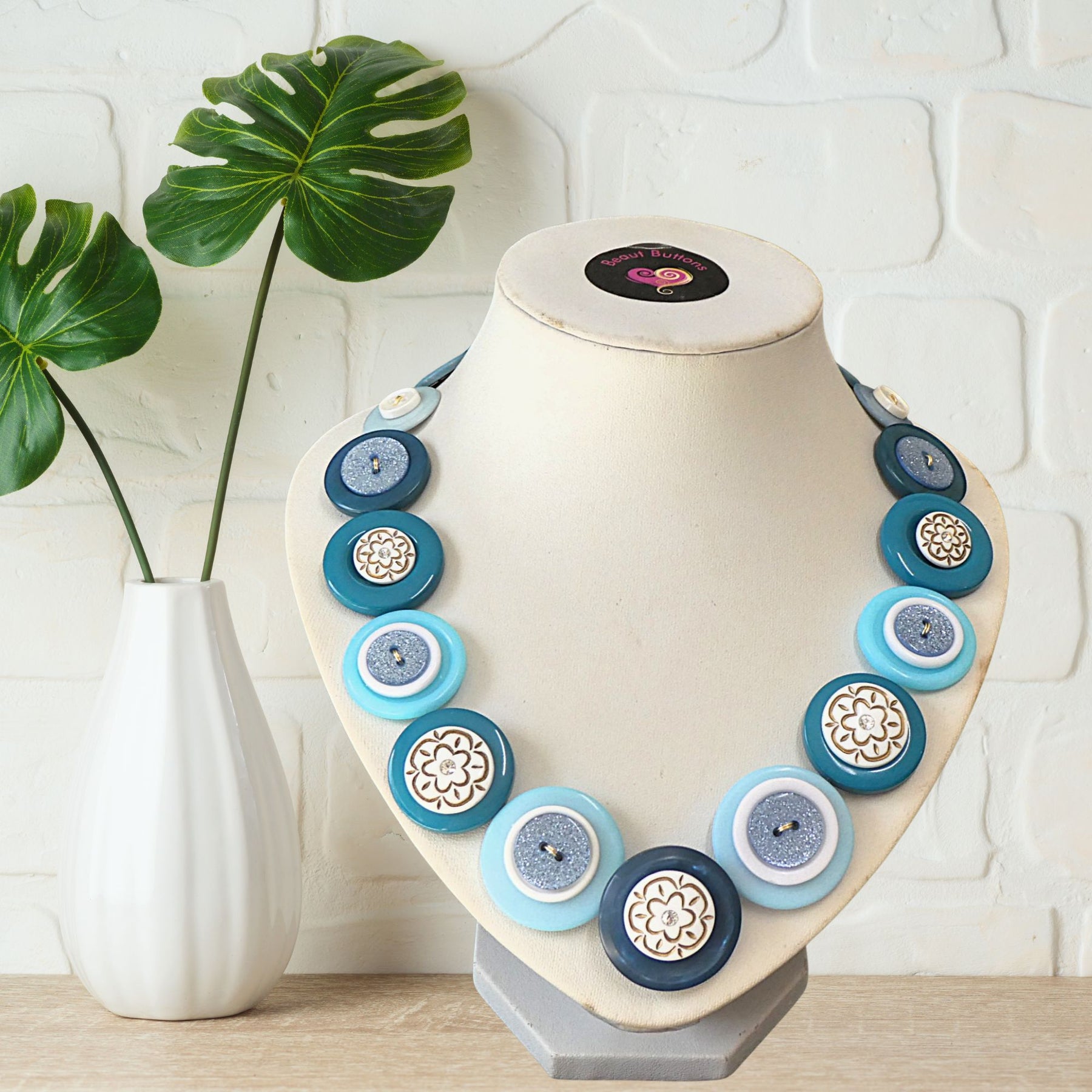 Button necklace - Ice Queen