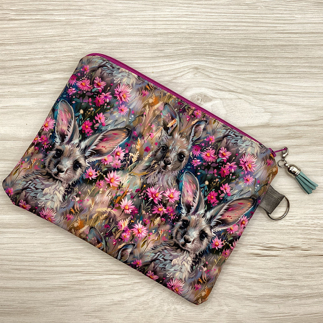 Kangaroos Zip Pouch (21cm x 16cm) Fully lined, lightly padded