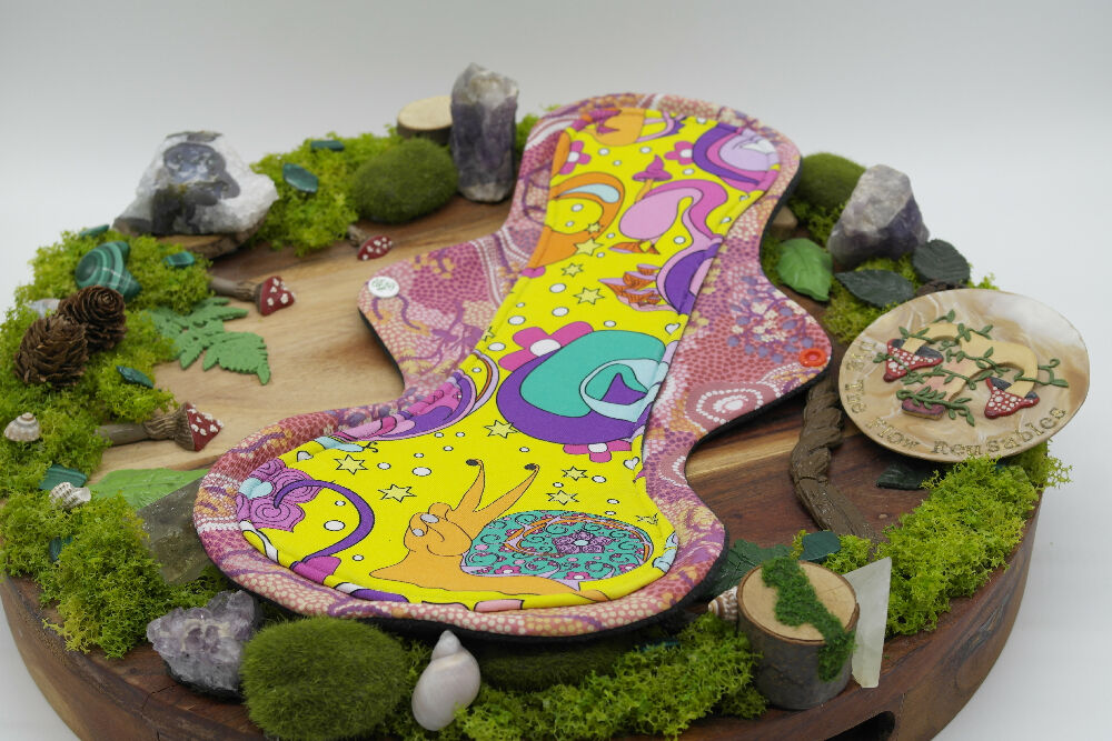 Eco-friendly reusable cloth pad 14" heavy (Mega Curvy Flare) - Hippy snail