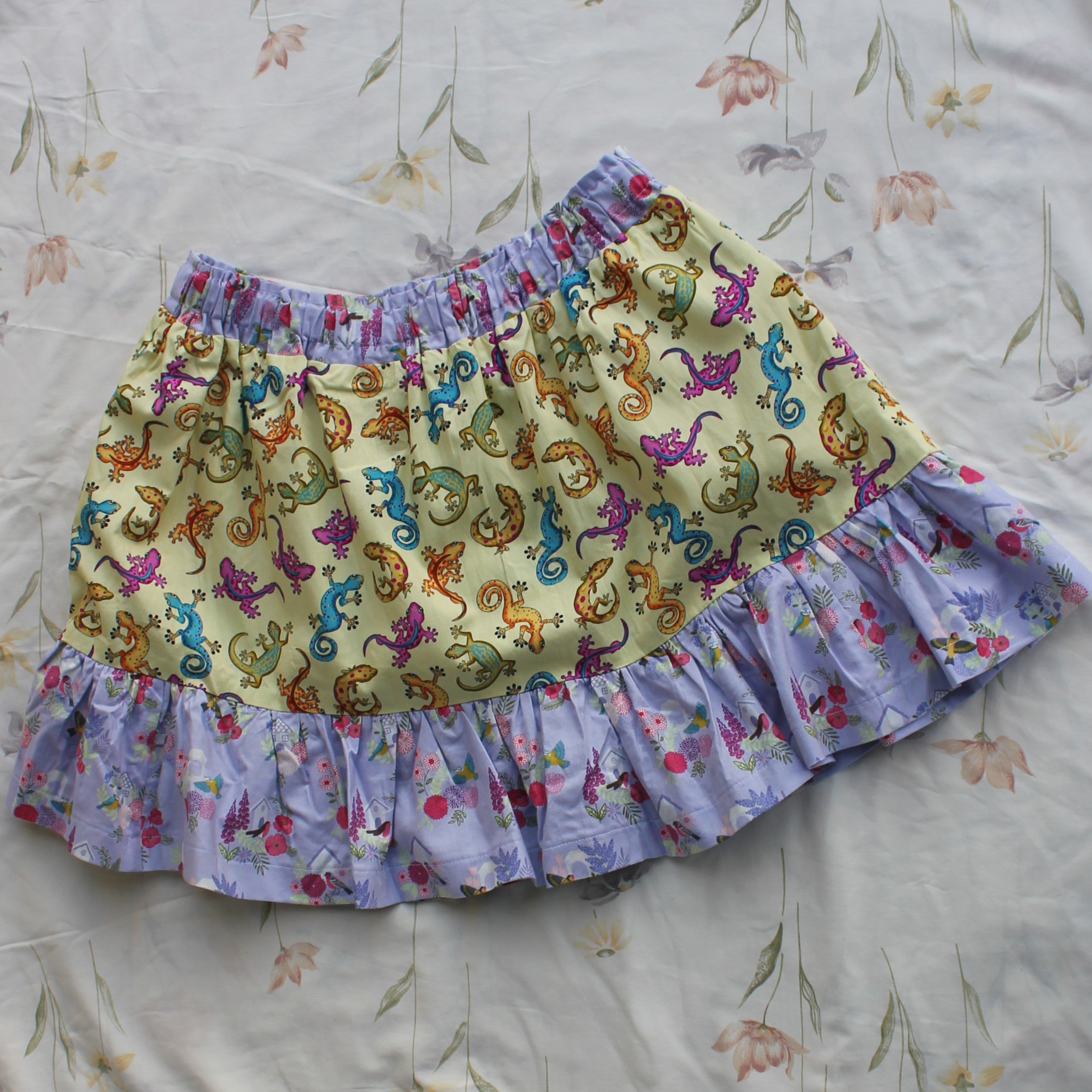 Womens Size Medium, Short Skirt, Lizards/Country Floral.
