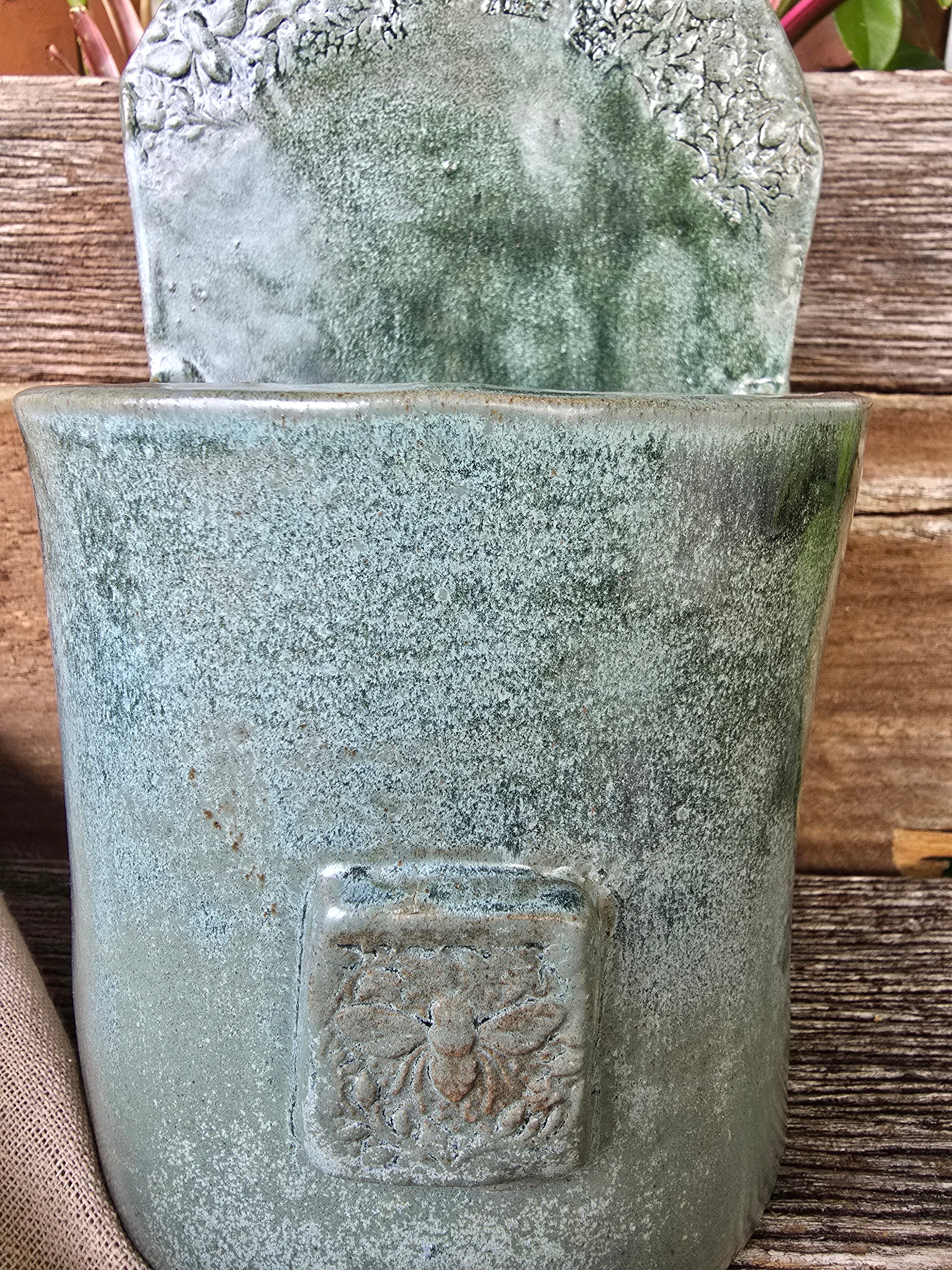 Flowers and bees wall-hanging plant pot