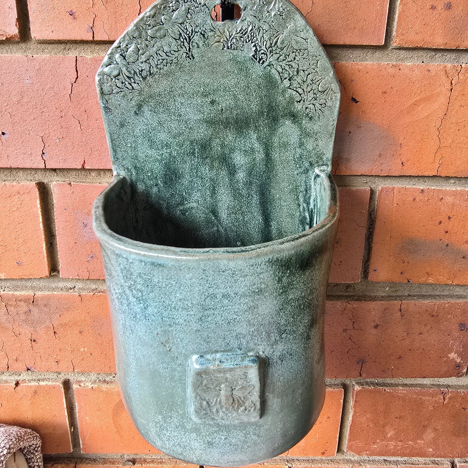Flowers and bees wall-hanging plant pot