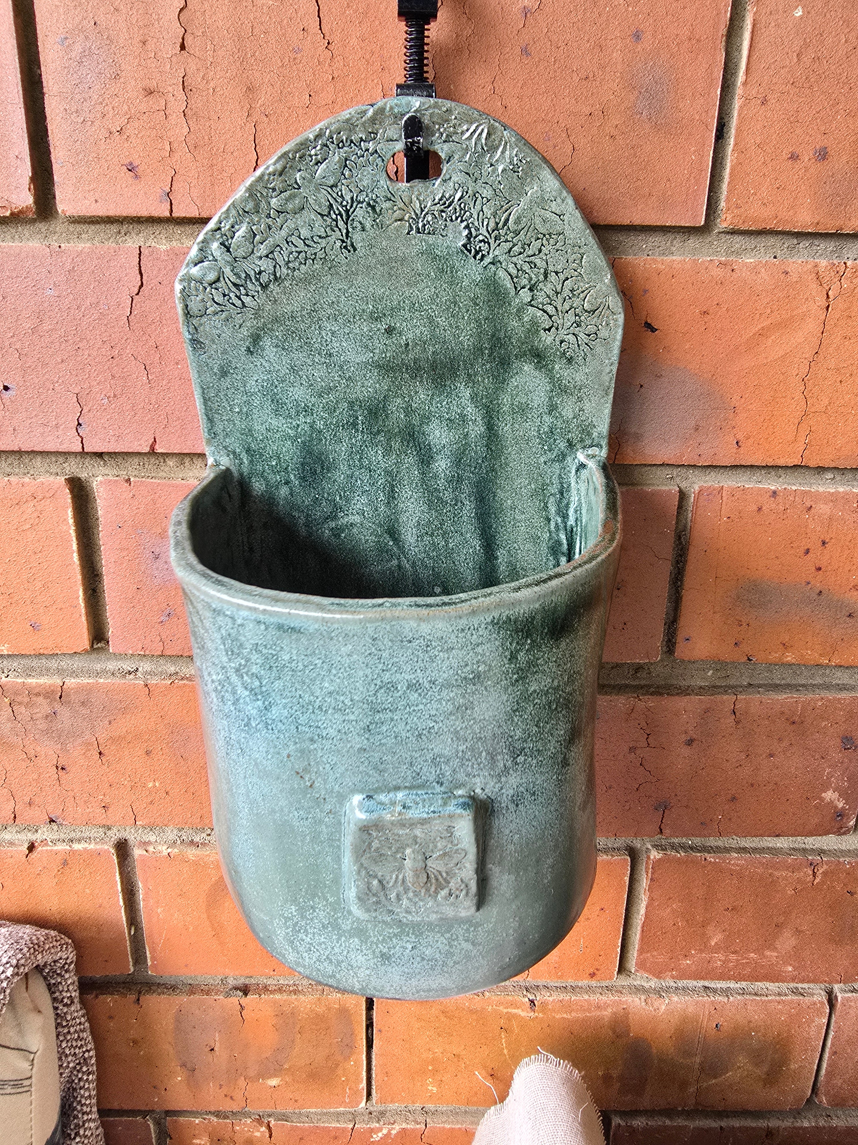 Flowers and bees wall-hanging plant pot