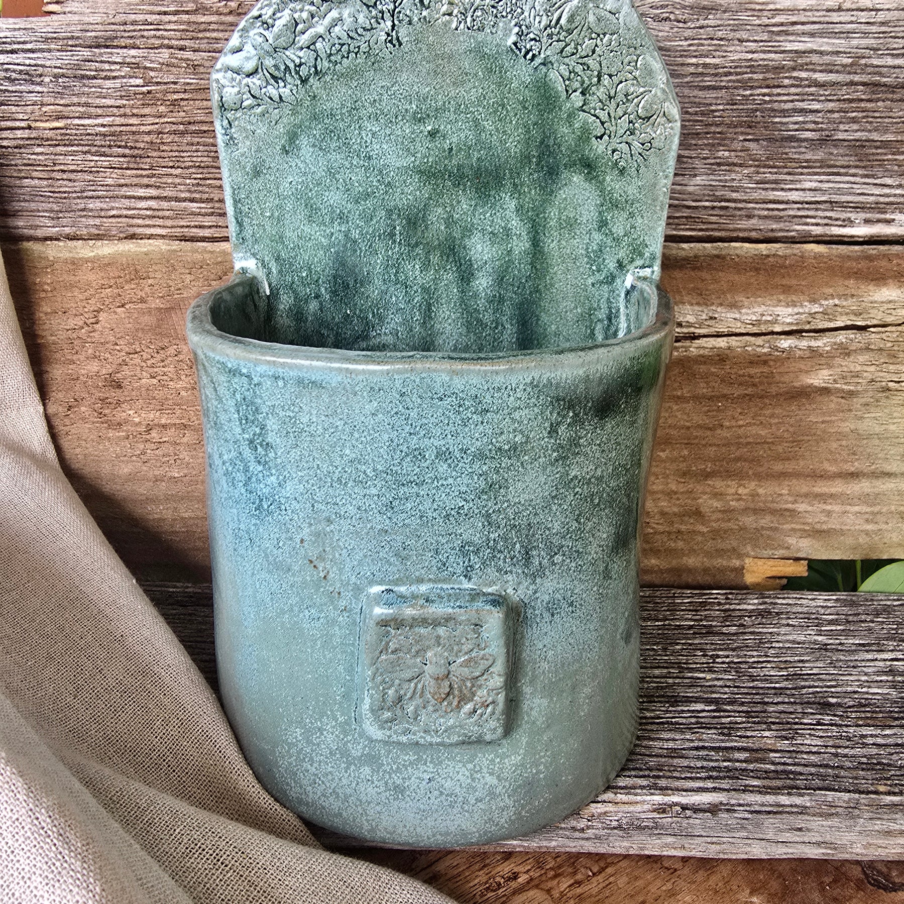 Flowers and bees wall-hanging plant pot