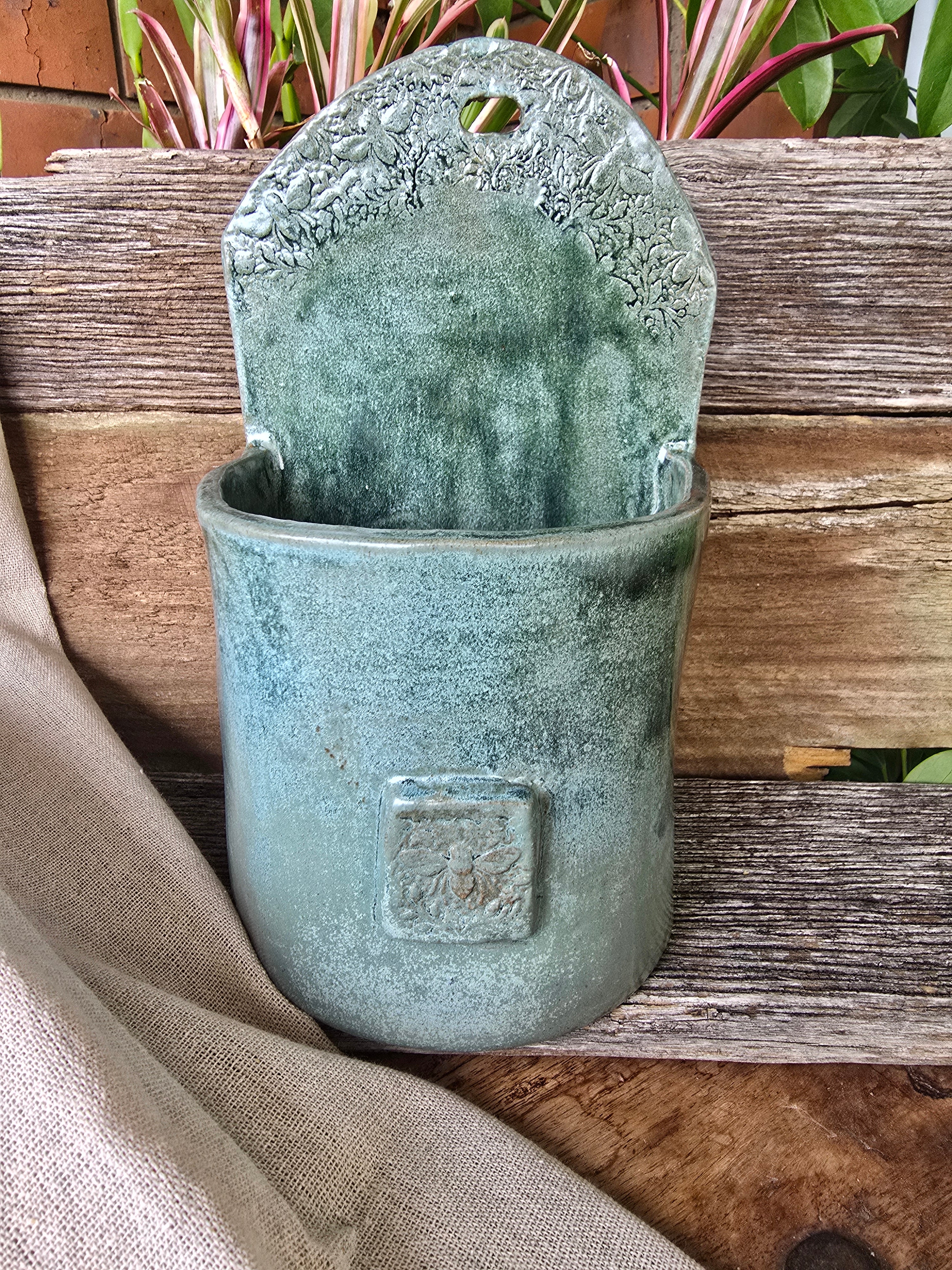 Flowers and bees wall-hanging plant pot