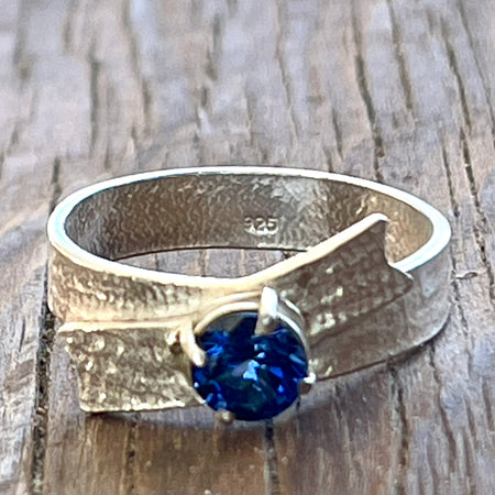 Sterling silver textured ring, bow with blue sapphire