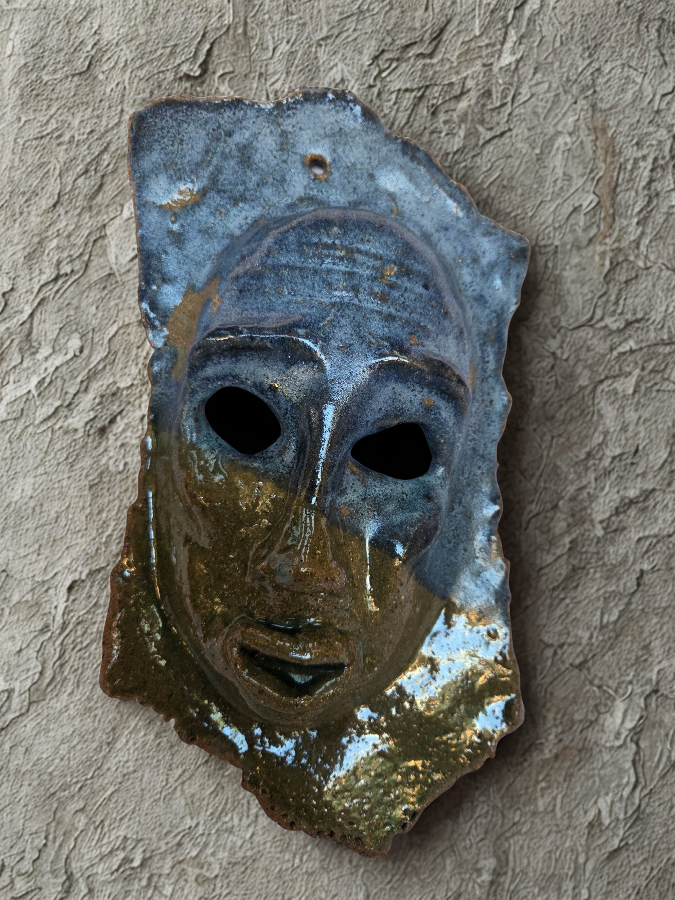 MASK - WALL HANGING. Ceramic stoneware. Gloss finish gloss. 31.5cm x17cm