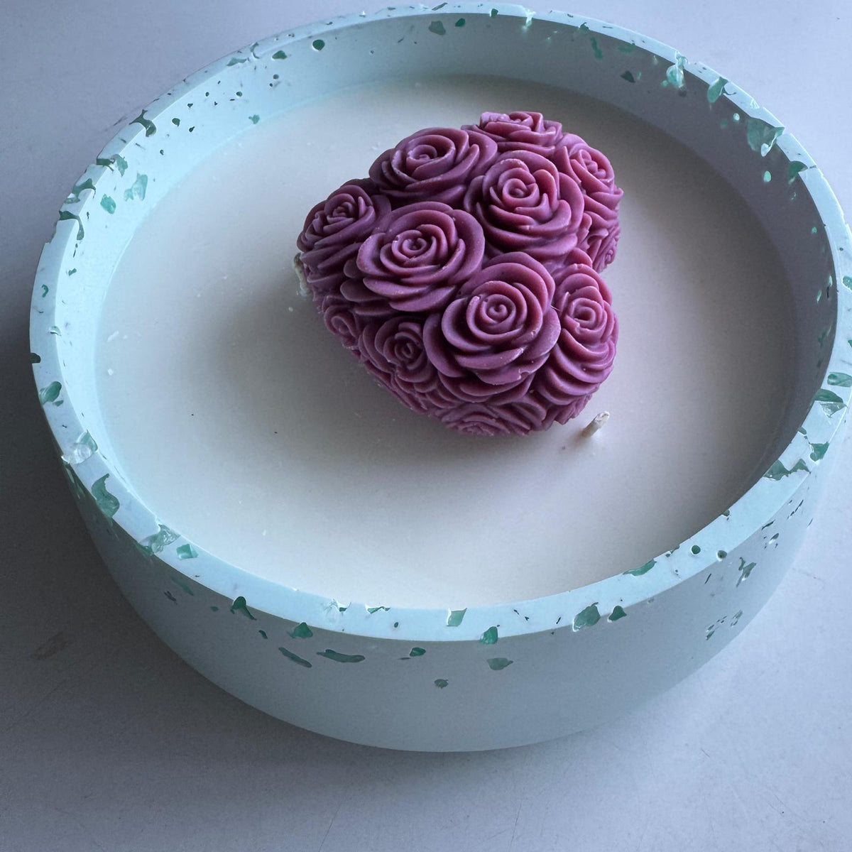 Large soy wax eco-concrete bowl candle with plum floral heart