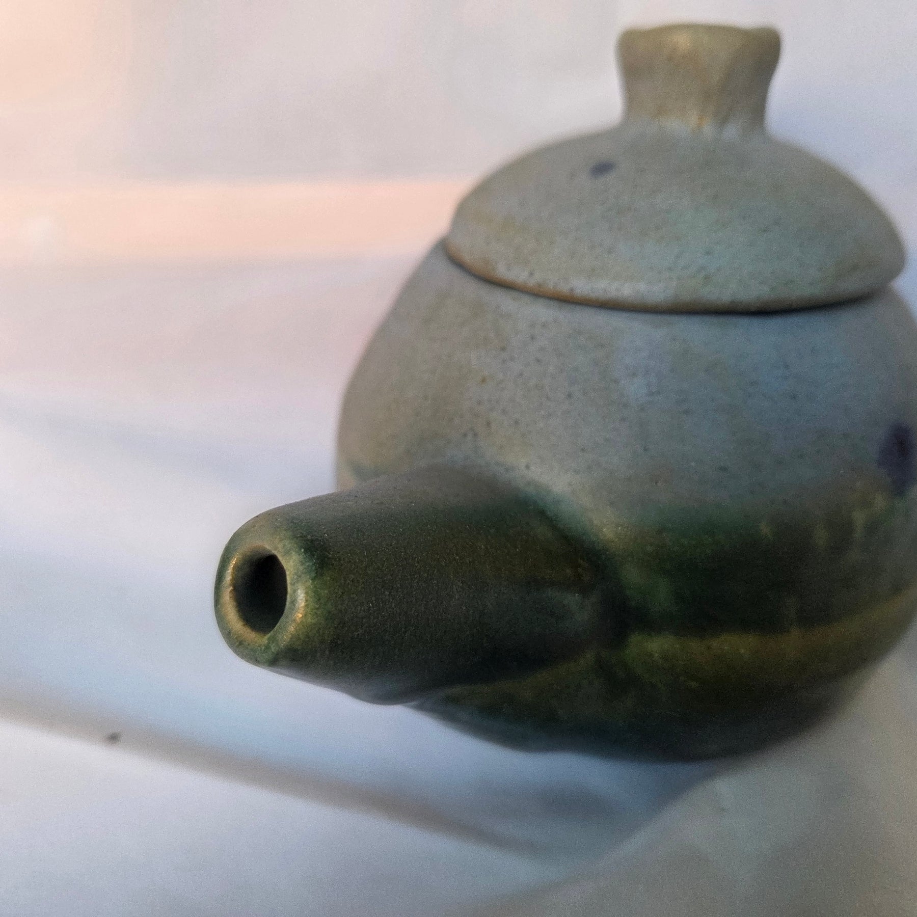 Ceramic Tea pot. 1-2 cup size. Fully glazed with lid