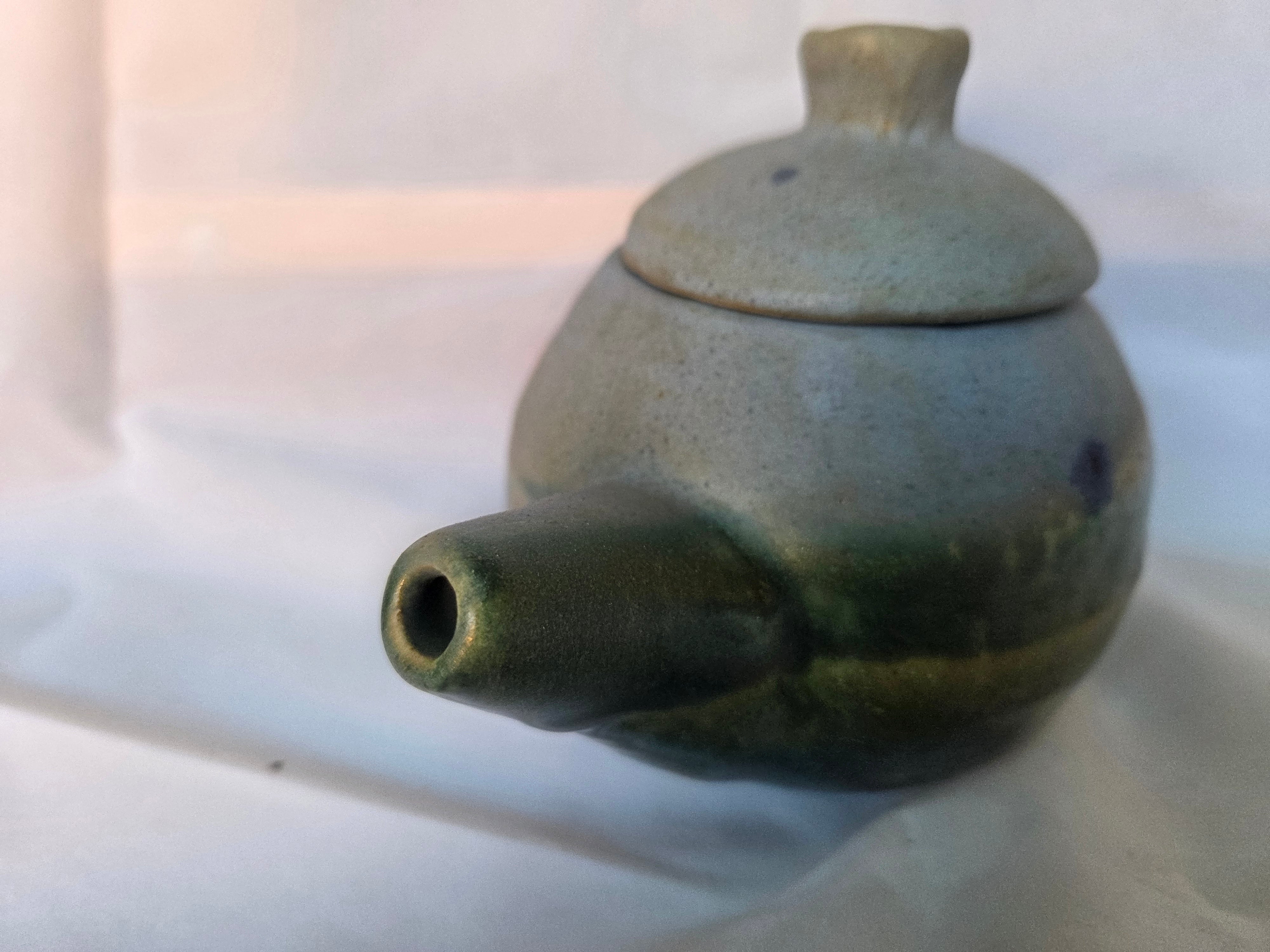 Ceramic Tea pot. 1-2 cup size. Fully glazed with lid